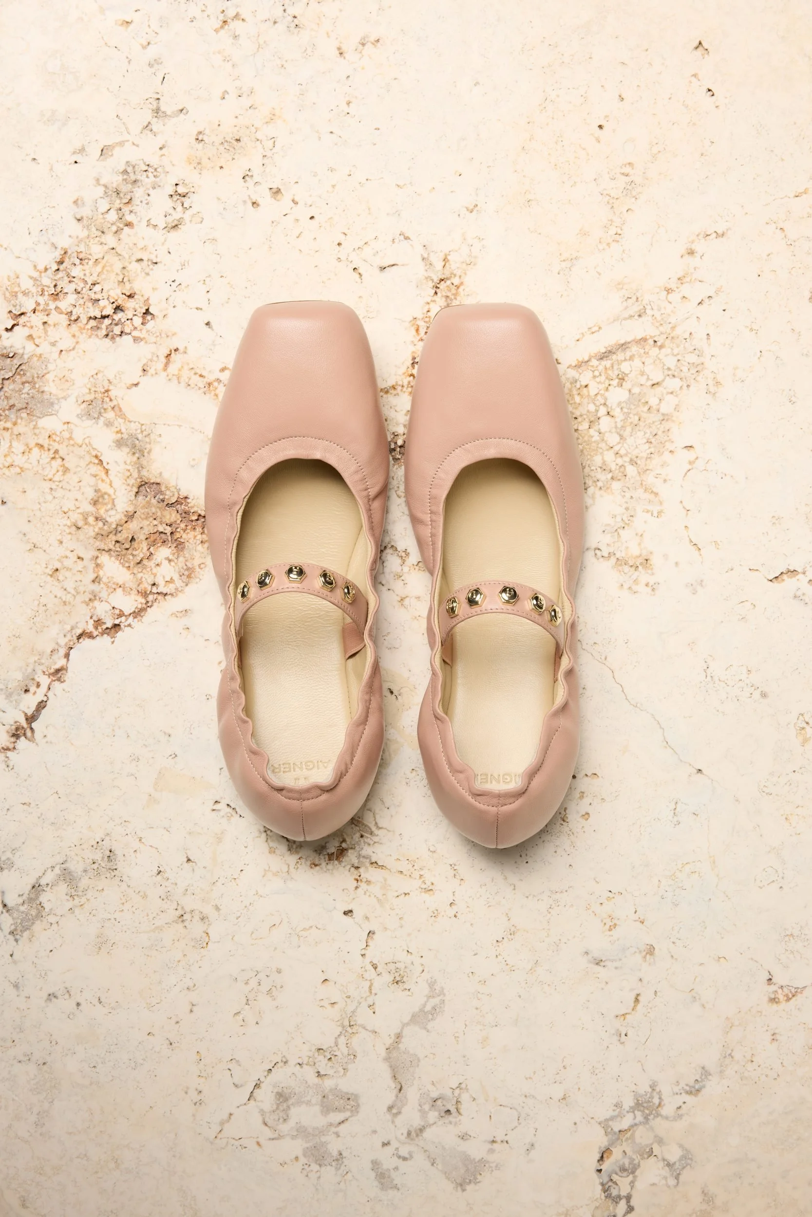 AIGNER Fall-Winter 2026: Ballerinas in Rose auf Travertin