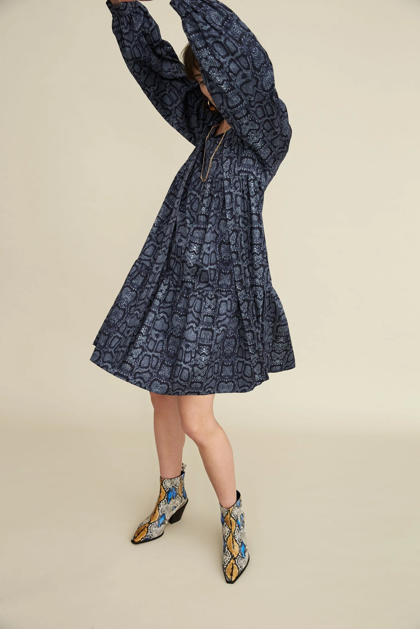 Hellmuth Lookbook 2019: dunkelblaues Print-Kleid KIWI in Bewegung