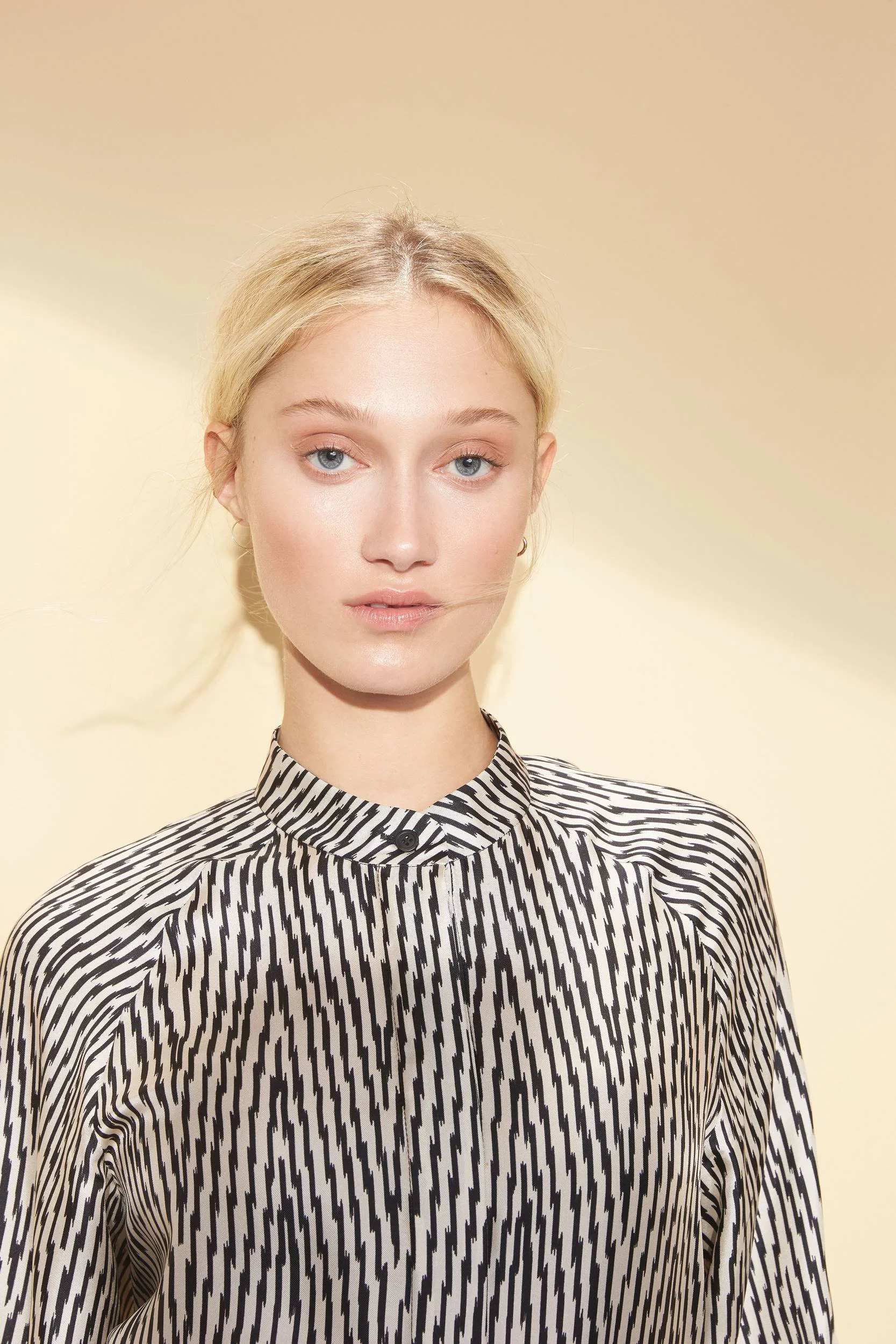 Hellmuth Lookbook SS20: gemusterte Bluse DEHLY in Schwarz-Sand, frontales Porträt