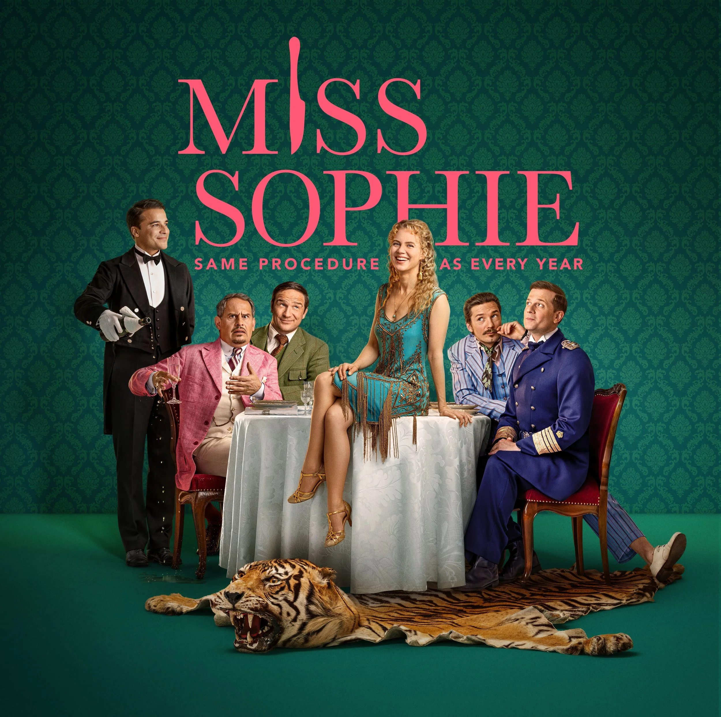 Key-Visual Miss Sophie mit festlicher Tafelrunde und Tigerfell vor grüner Wand für Amazon Prime – Composing Bildergut.