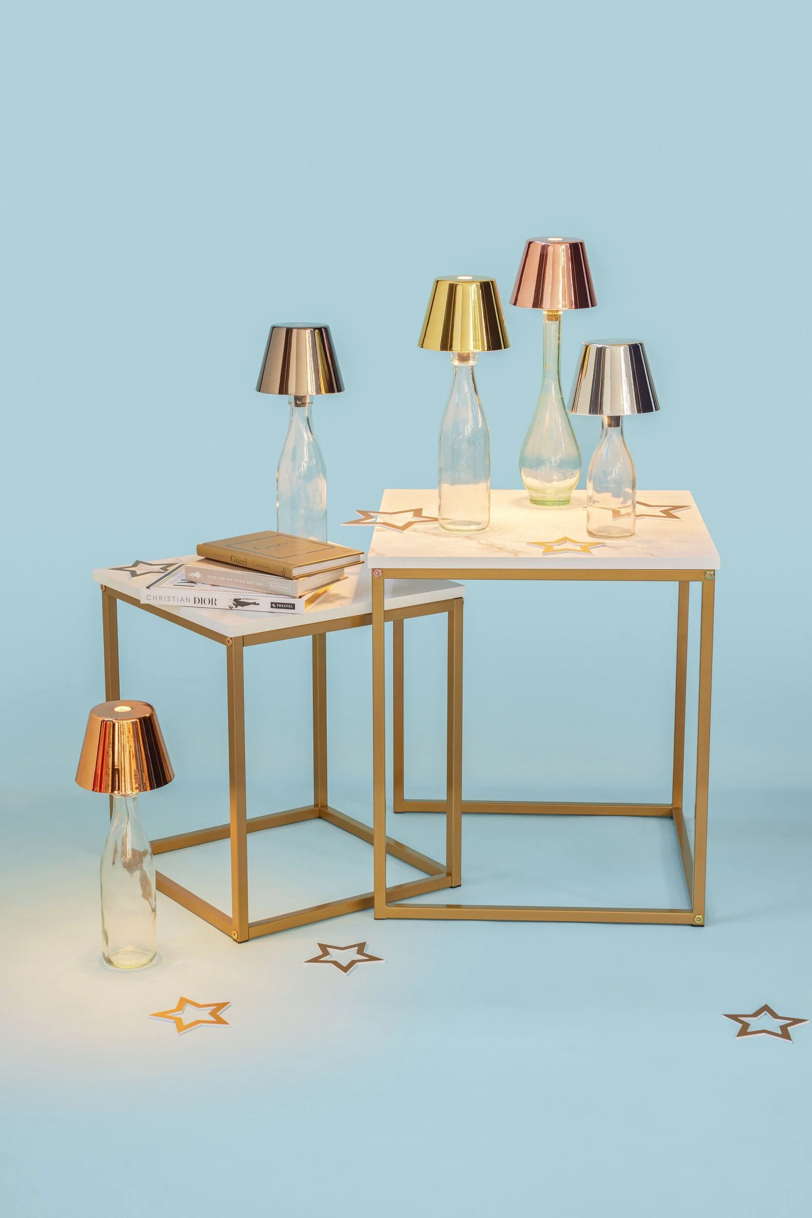 Goldene Beistelltische mit Metallic-Lampen und Sternen