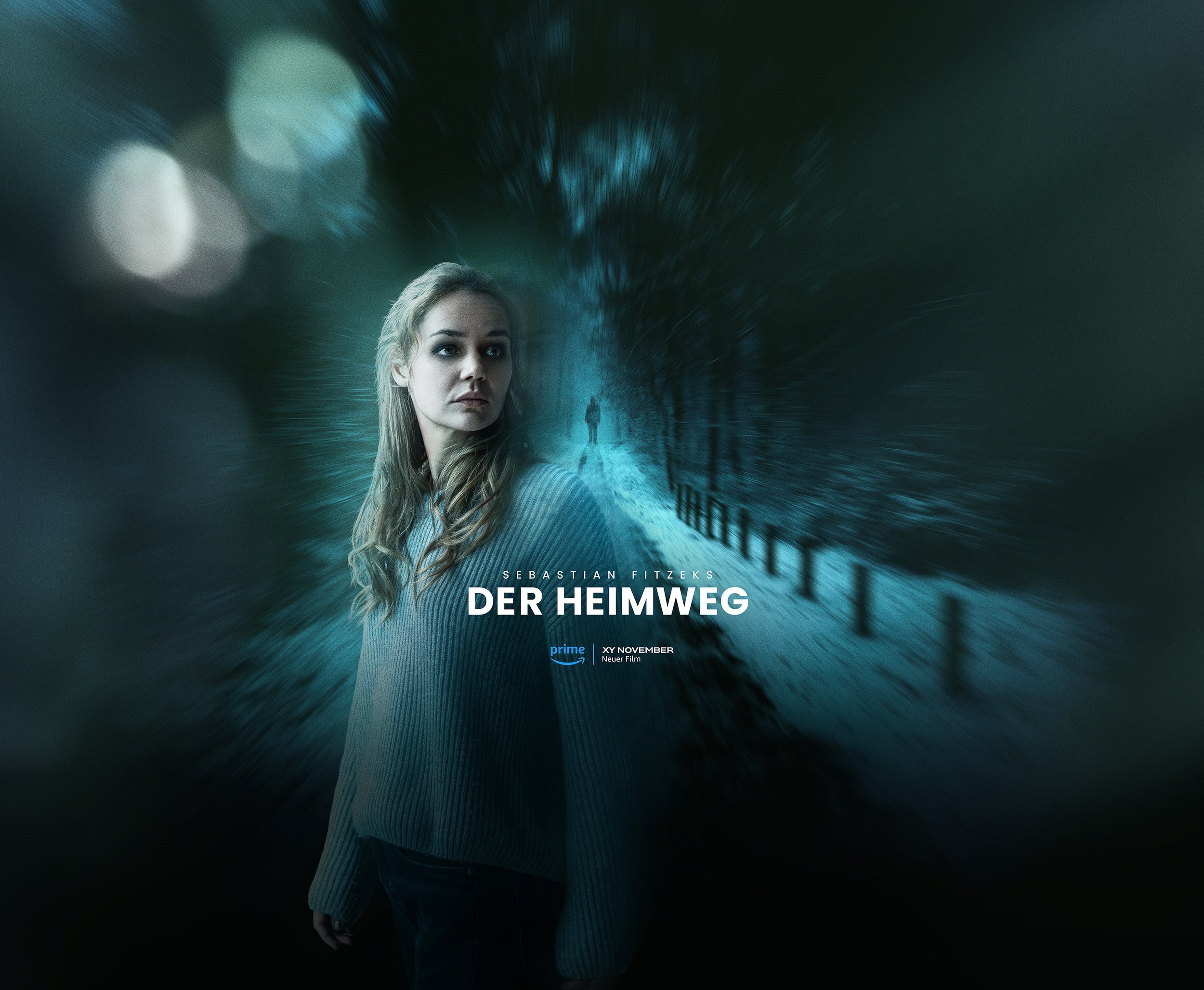 Junge Frau auf dunklem Nachtweg, Verfolger im blauen Nebel, Amazon Prime Sebastian Fitzeks Der Heimweg – Composing Bildergut.