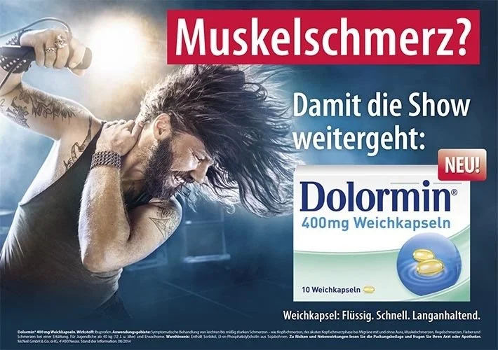 Headbangender Rocksänger neben Dolormin-Packung, Anzeigenmotiv „Muskelschmerz?“ – Composing Bildergut.