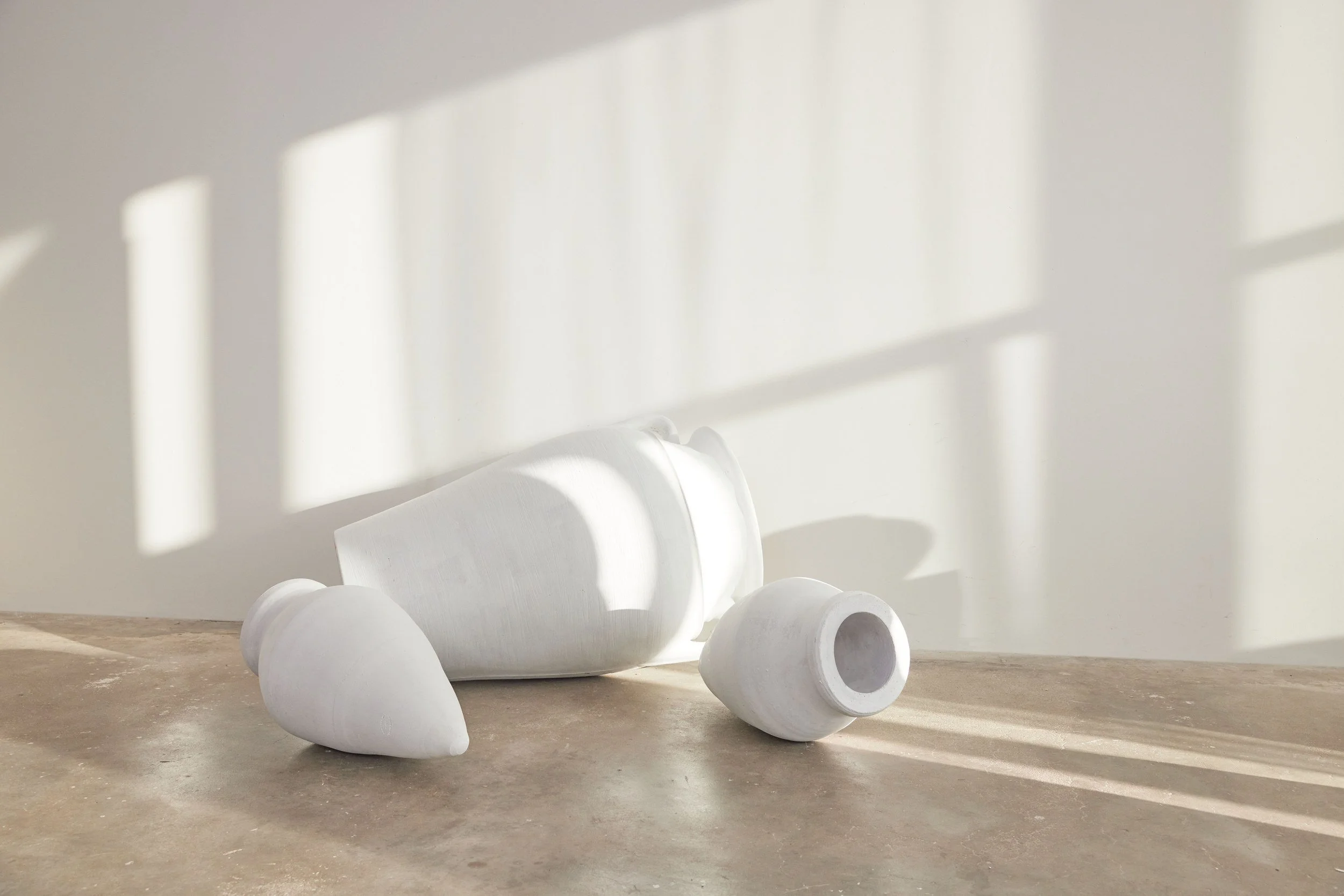 Modehaus Zinser Frühjahr-Sommer 2024: Still-Life liegender Amphoren im Sonnenlicht