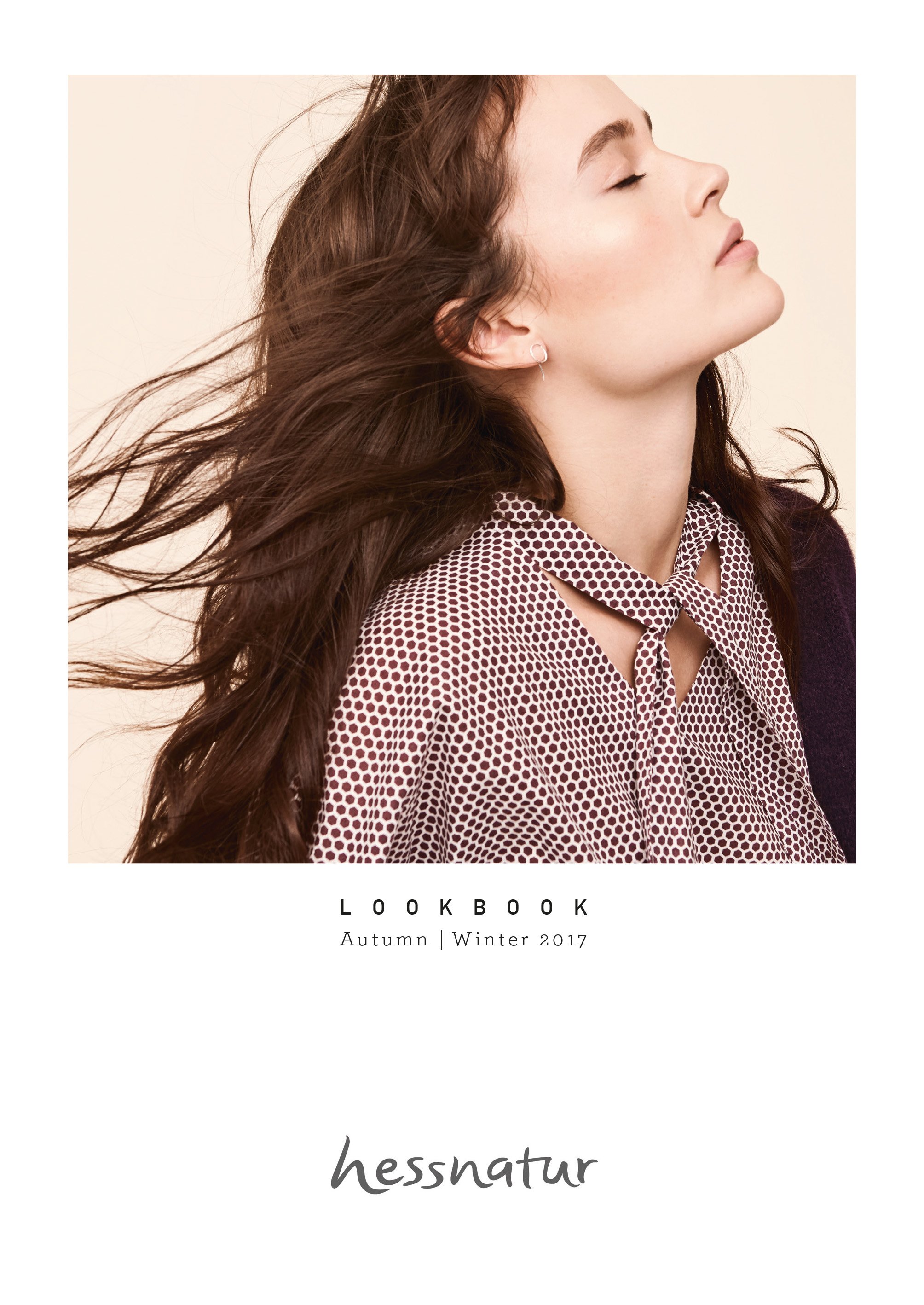 Zwei Frauen in beigen und limettengrünen Strickpullovern und Schals, Lookbook Herbst 2017 für Hess Natur – Retusche Bildergut.