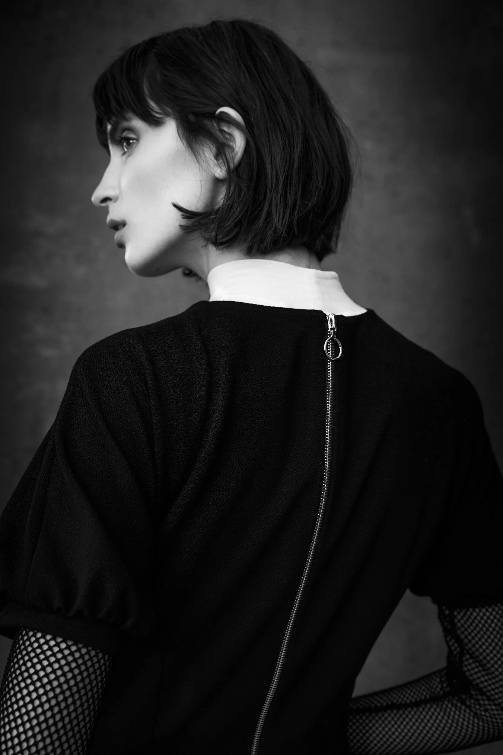 Hellmuth Lookbook 2019: Look JACKY in Schwarzweiß, Rückenansicht mit weißem Kragen