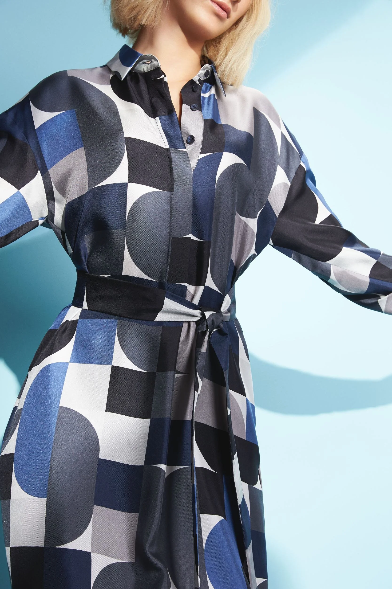 Hellmuth Lookbook SS20: Look KANYA mit blauem Geometrie-Print im Detail vor hellblauem Grund