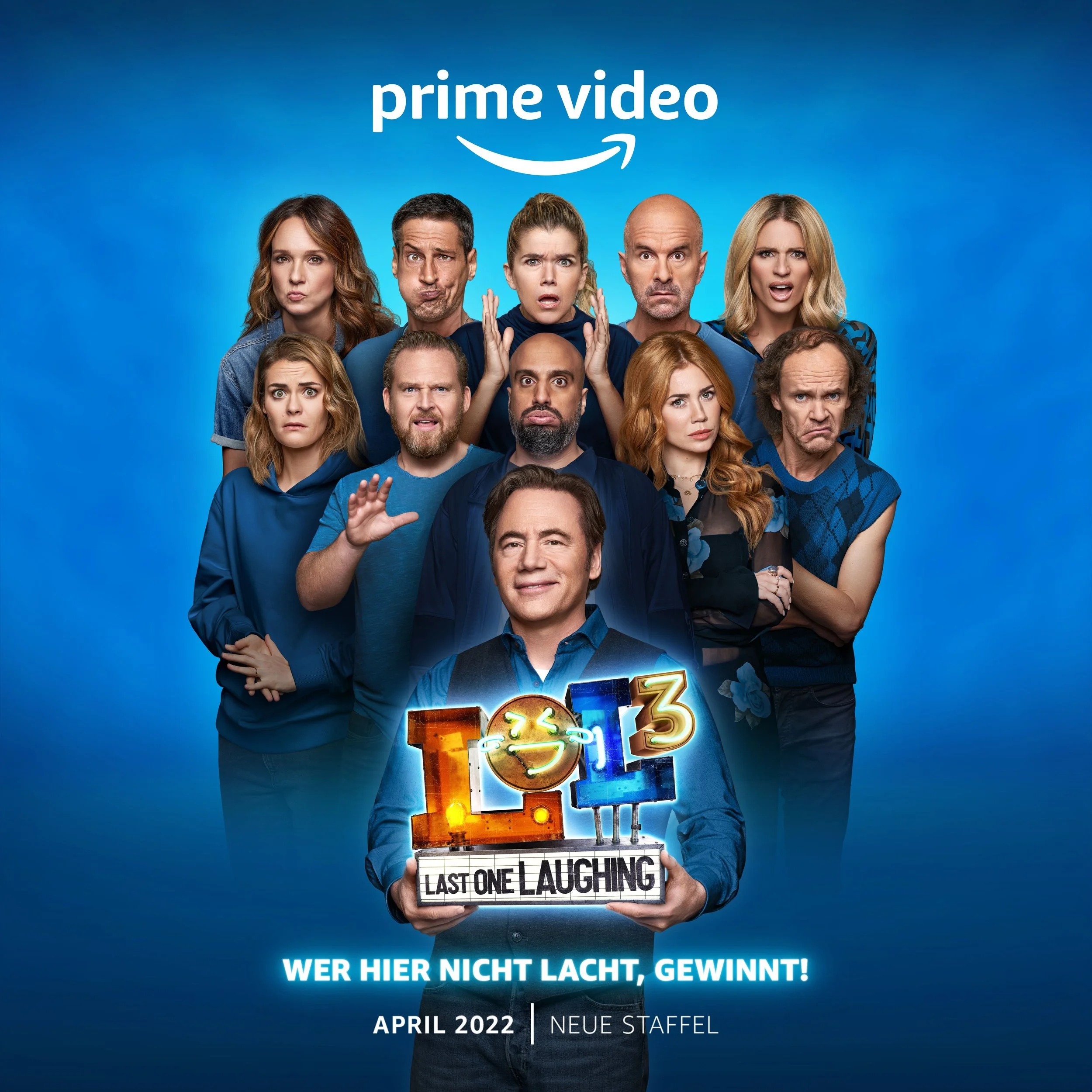 Zehn Comedians mit Grimassen vor Blau, Prime-Video-Key-Art zu LOL Last One Laughing Vol. 3 – Composing Bildergut.