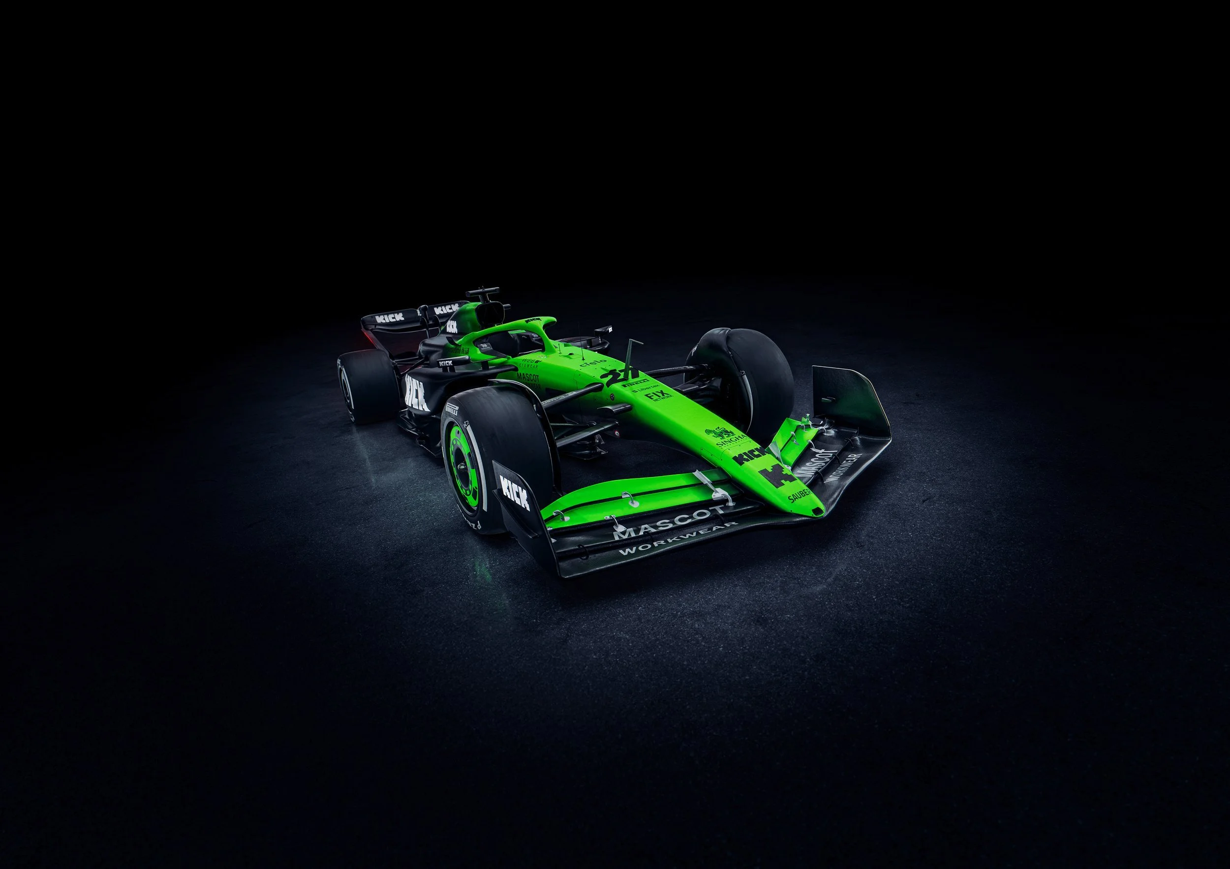 Grün-schwarzer Formel-1-Wagen des Stake F1 Team Kick Sauber im dunklen Studio – High-End-Retusche von Bildergut.