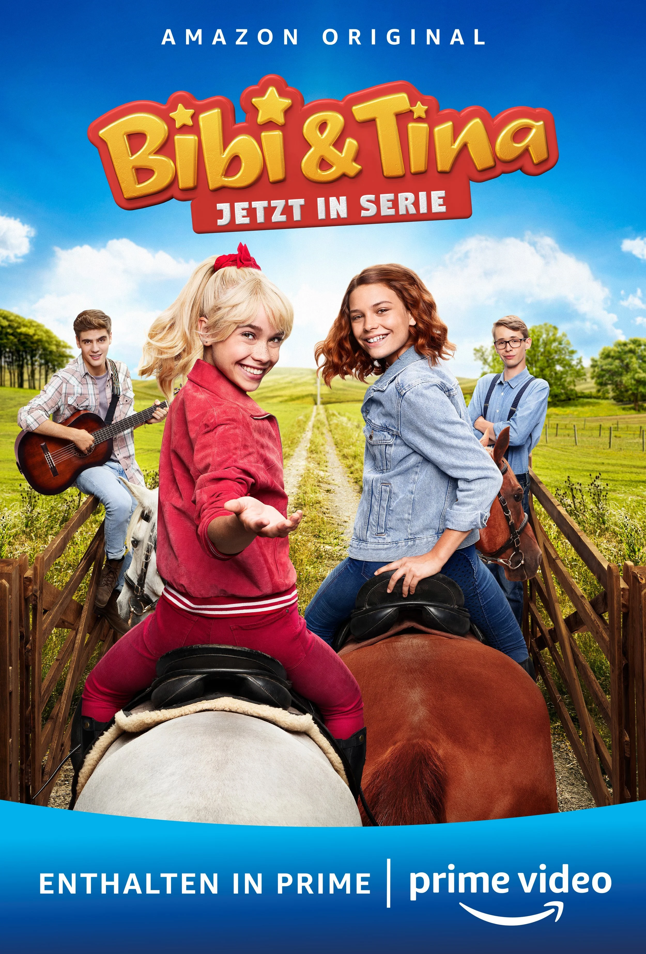Bibi und Tina lachend auf Pferden auf sonnigem Feldweg, Amazon Prime Bibi & Tina – Composing von Bildergut.