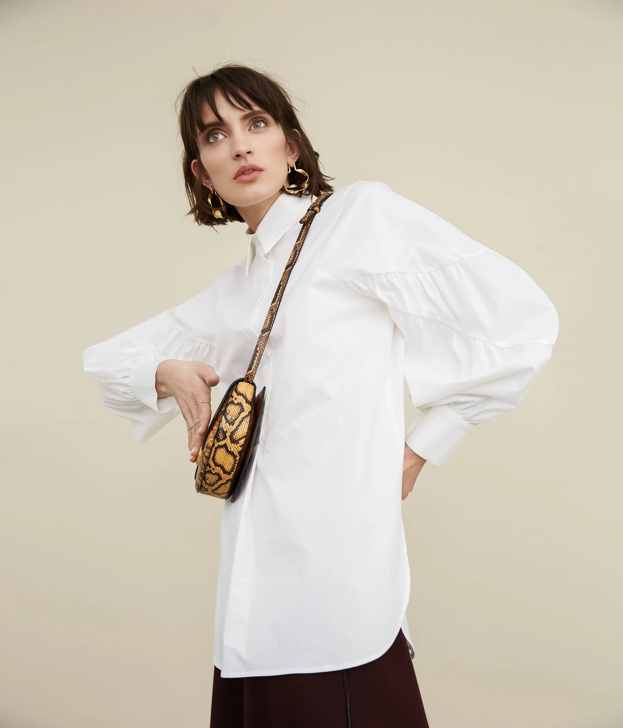 Hellmuth Lookbook 2019: weiße Oversize-Bluse BELLA mit Umhängetasche