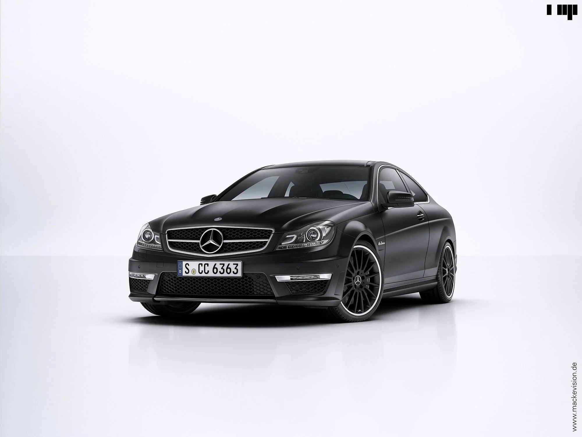 Schwarzes Mercedes C-Klasse AMG Coupé vor hellgrauem Studiohintergrund – High-End-Retusche von Bildergut.