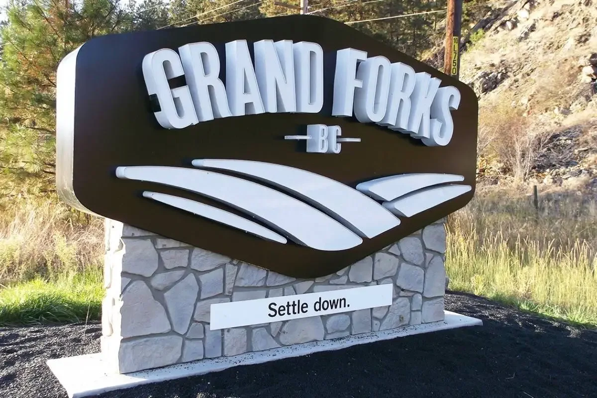 Grand Forks adopts new business-licence bylaw, keeps $75 standard fee