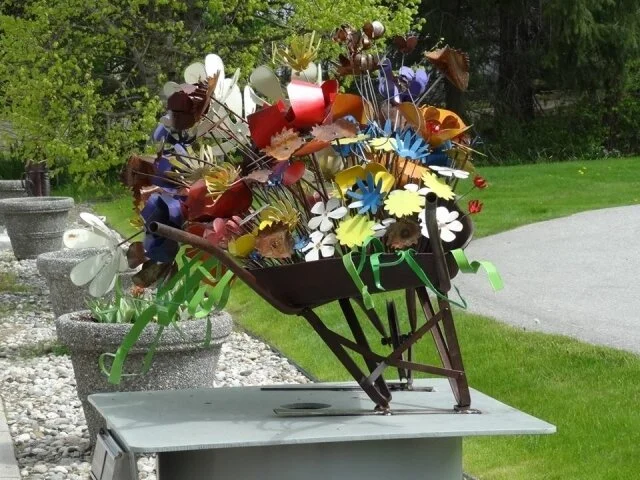 MLA and MP join forces to offer congrats on Communities in Bloom win