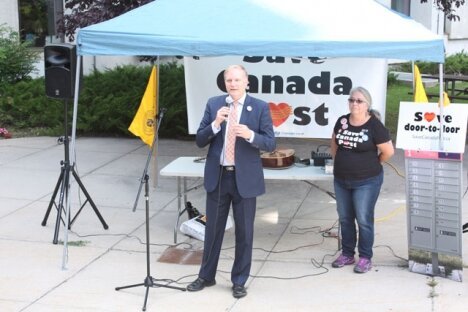 Passionate crowd gathers for Nelson stop on CUPW Canada Post Caravan Tour