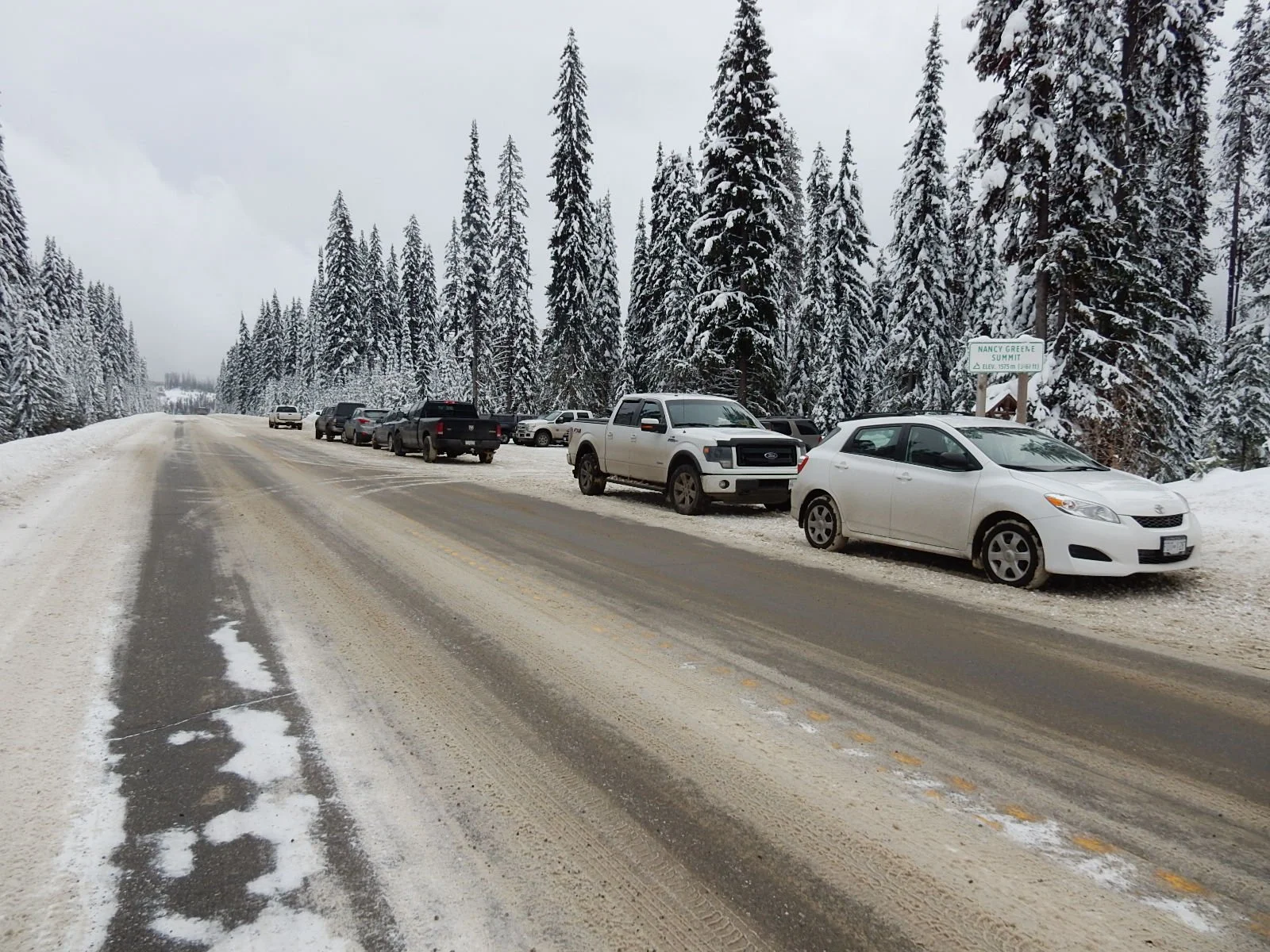 Thefts at Strawberry Pass: do NOT leave valuables in your car!