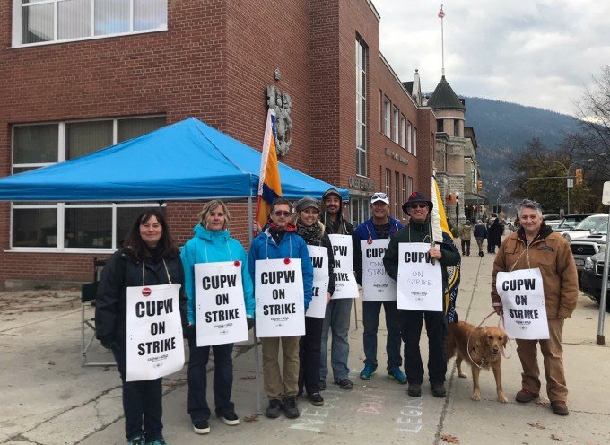 Nelson Post Office behind picket lines