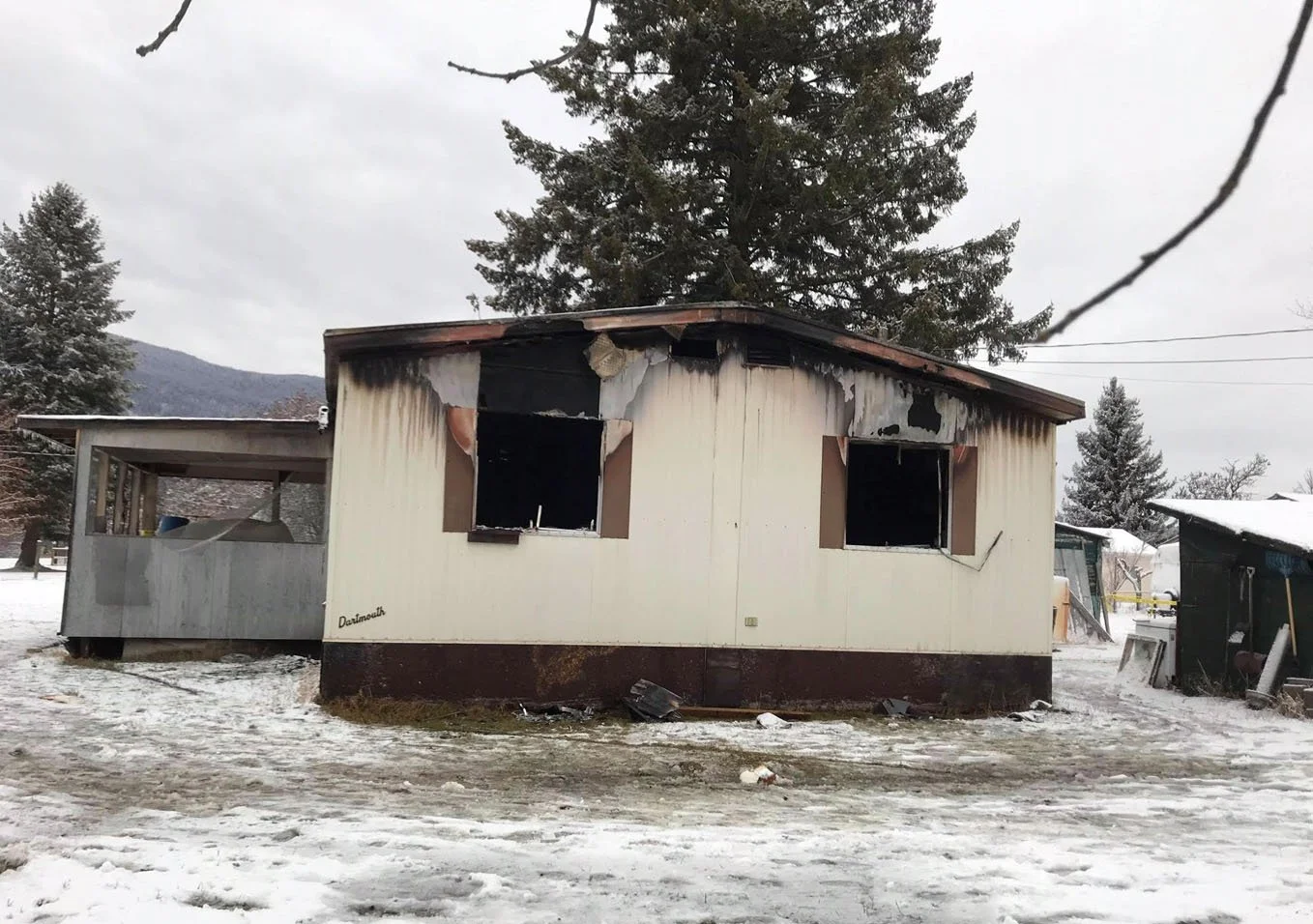 Fire engulfs abandoned house in Grand Forks