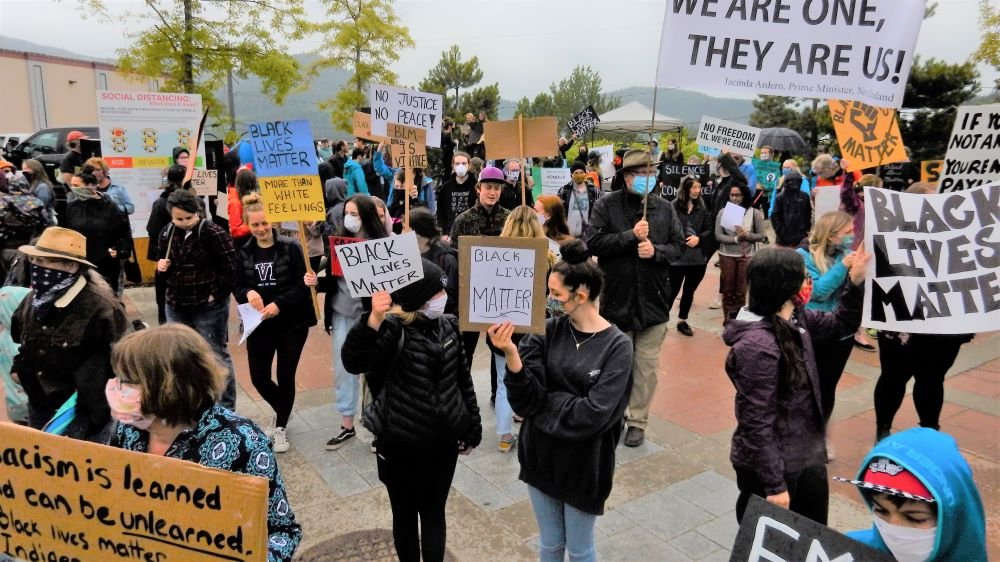 Editorial: Racists “Я” us.
