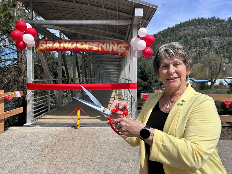 Christina Lake celebrates opening of new pedestrian bridge
