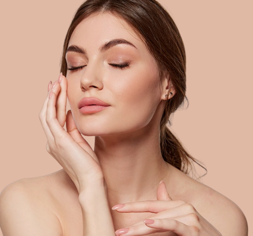 Retrato de una mujer con maquillaje natural, cerrando los ojos, tocando su mejilla y cuello, con fondo beige.
