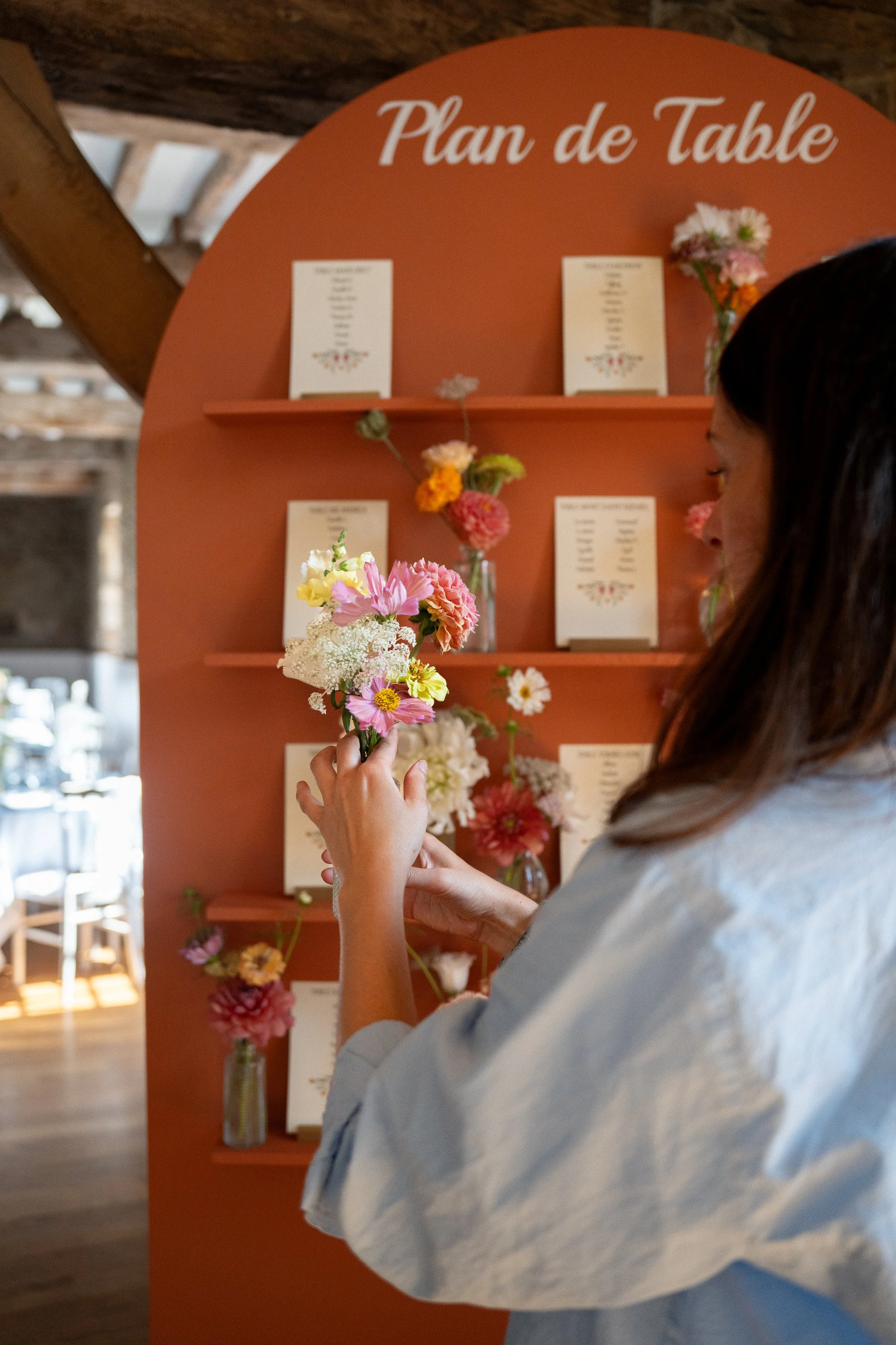 Nos compositions minimalistes mettent en avant la beauté naturelle des fleurs. Chaque création privilégie des lignes épurées et un équilibre parfait entre élégance et simplicité.
