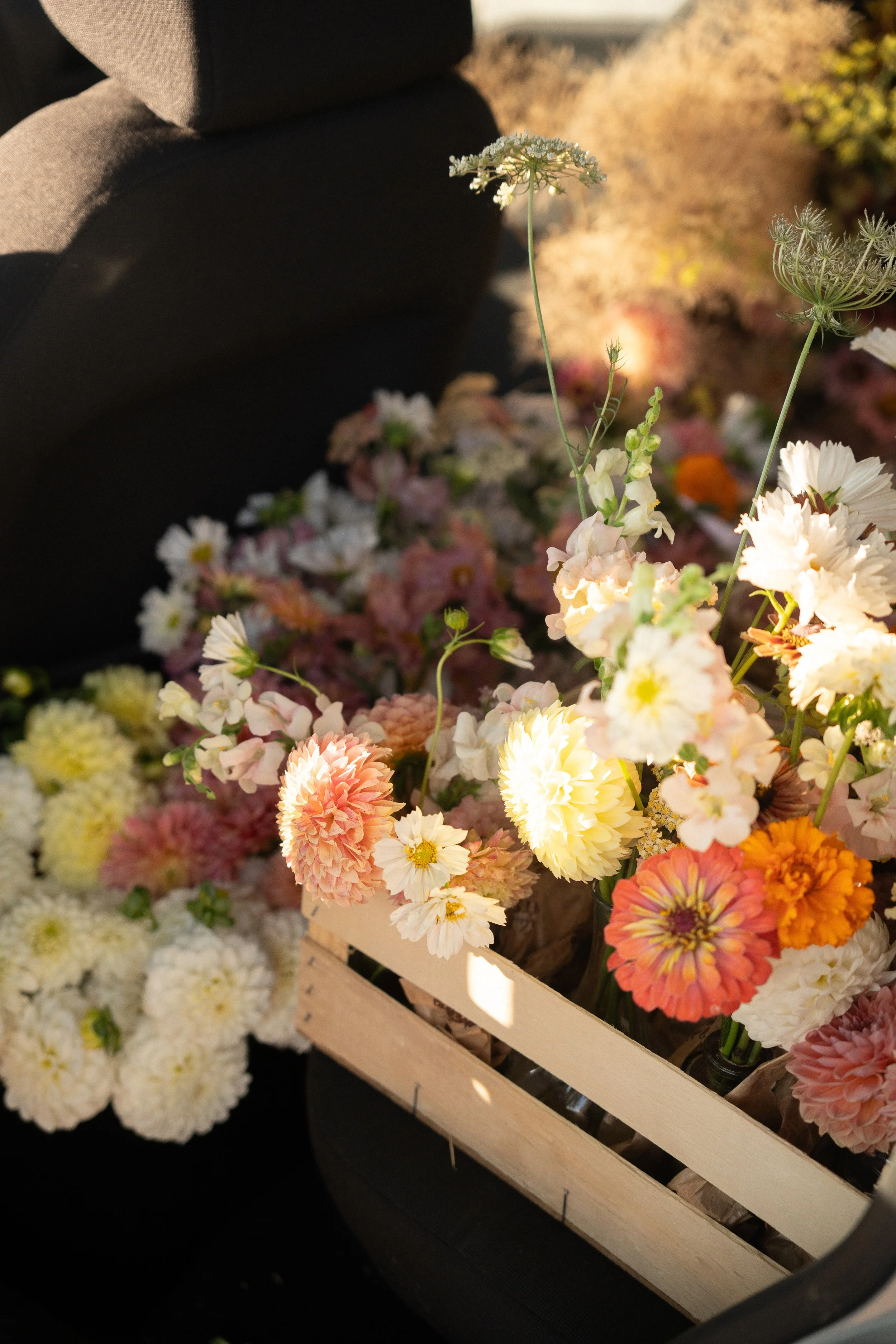L'entrée donne le ton de votre réception. Nous créons des compositions florales qui accueillent vos invités avec élégance et reflètent immédiatement l'univers de votre événement.
