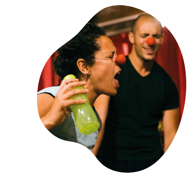 Clownworkshop für Erwachsene, eine Frau mit roter Nase brüllt ihre Gefühle raus