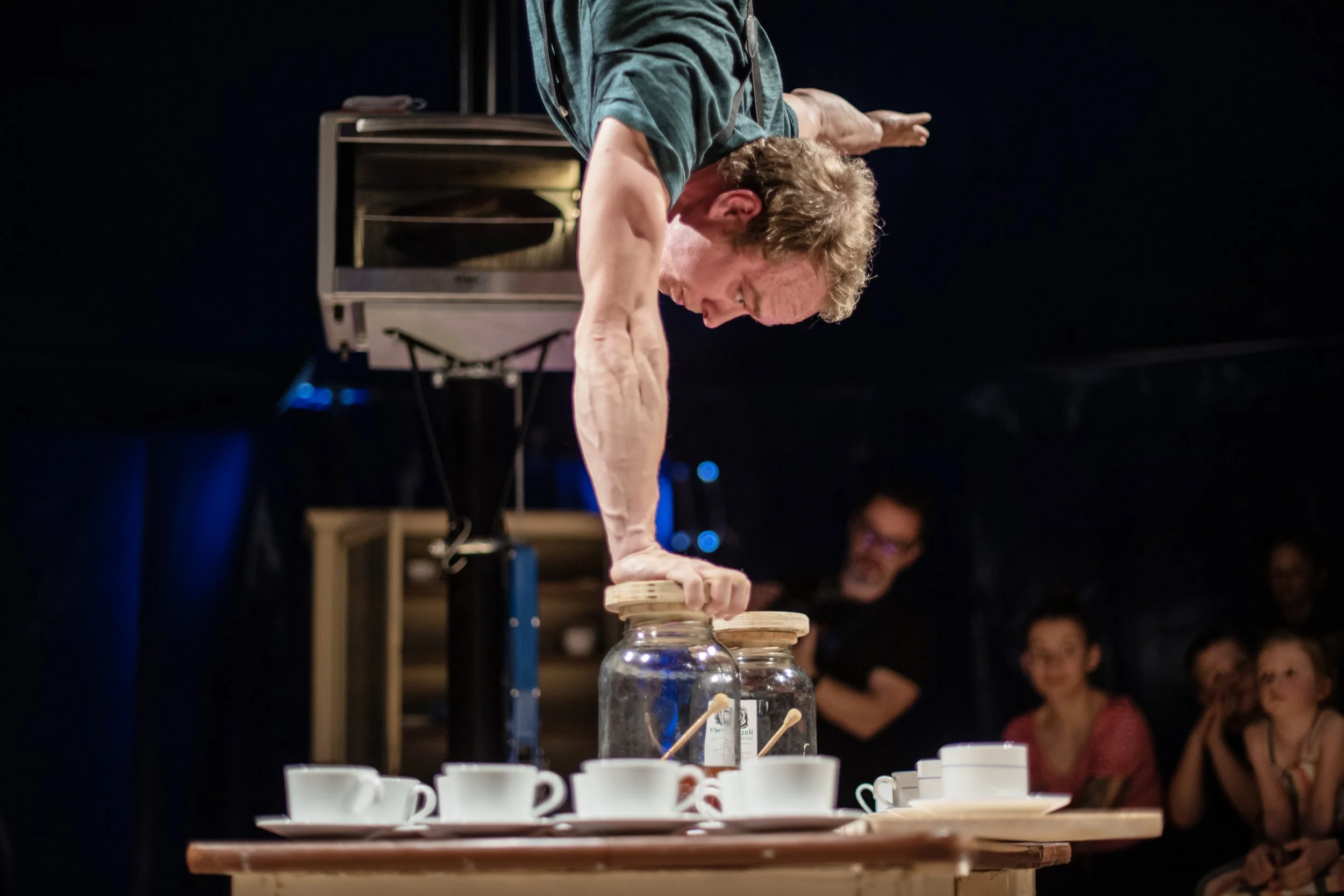 Teacrobat; Akrobat balanciert mit einer Hand auf Glas