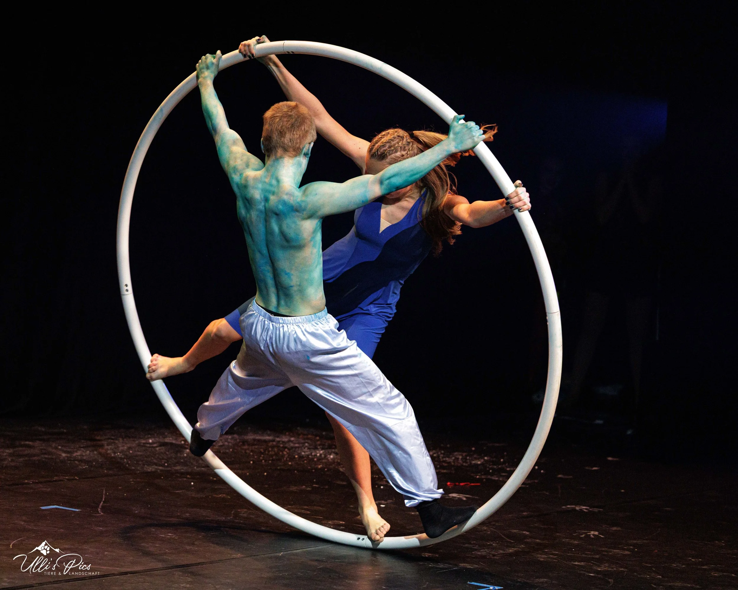 Artistenschule: ein Mann und eine Frau im Cyrwheel sich drehend