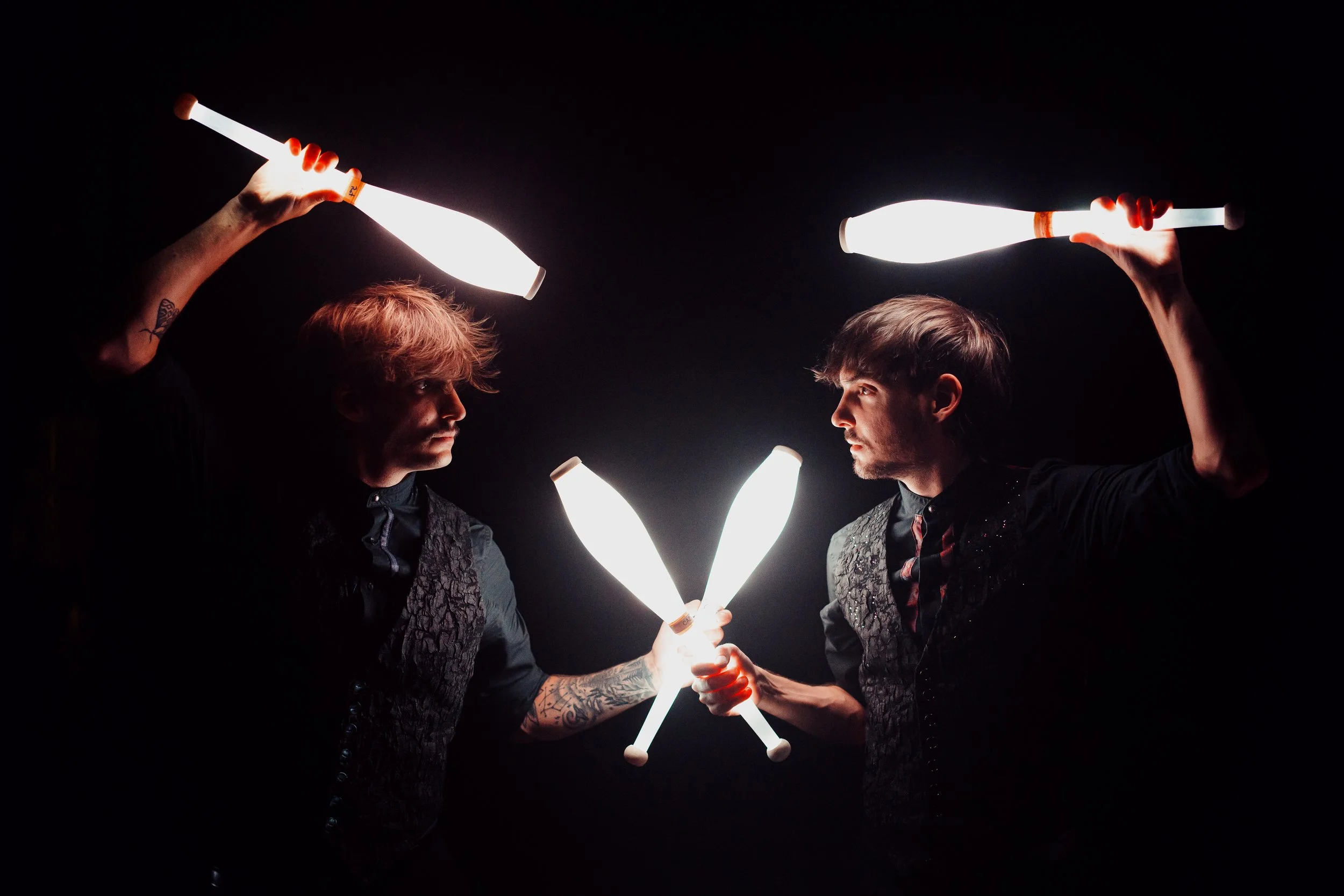 Canaval Twins: zwei Jongleure mit Leuchtkeulen