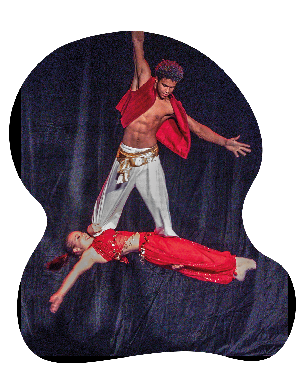 Artistenschule Berlin mit Young Circus Stars, Luftakrobatik, ein Mann balanciert in der Luft eine Frau auf seinen Füssen
