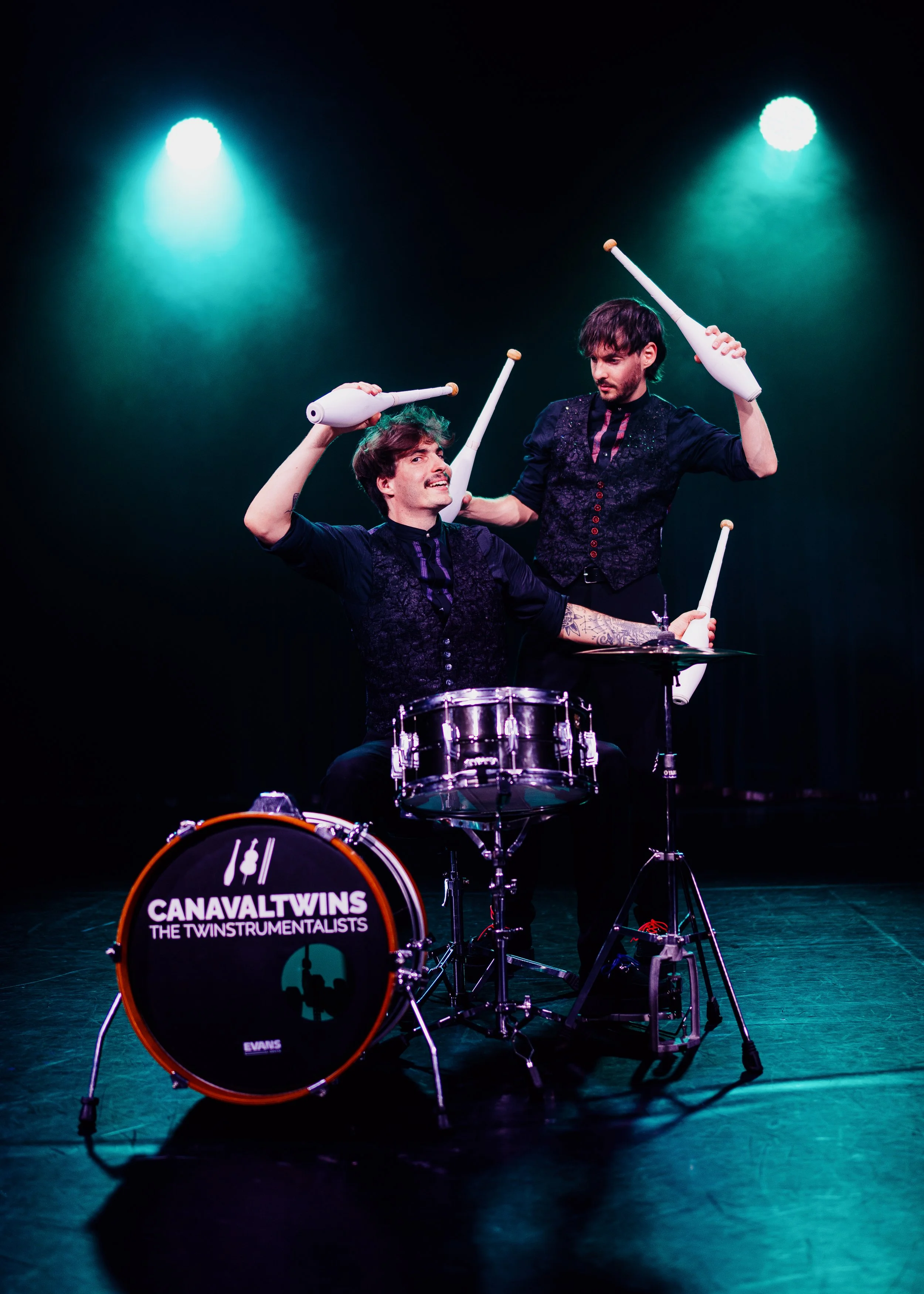 Canaval Twins: Schlagzeuger, Keulenjongleur