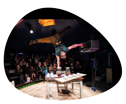 Cirko Hopley mit Teacrobat - ein Mann im einarmigen Handstand auf einem Glas