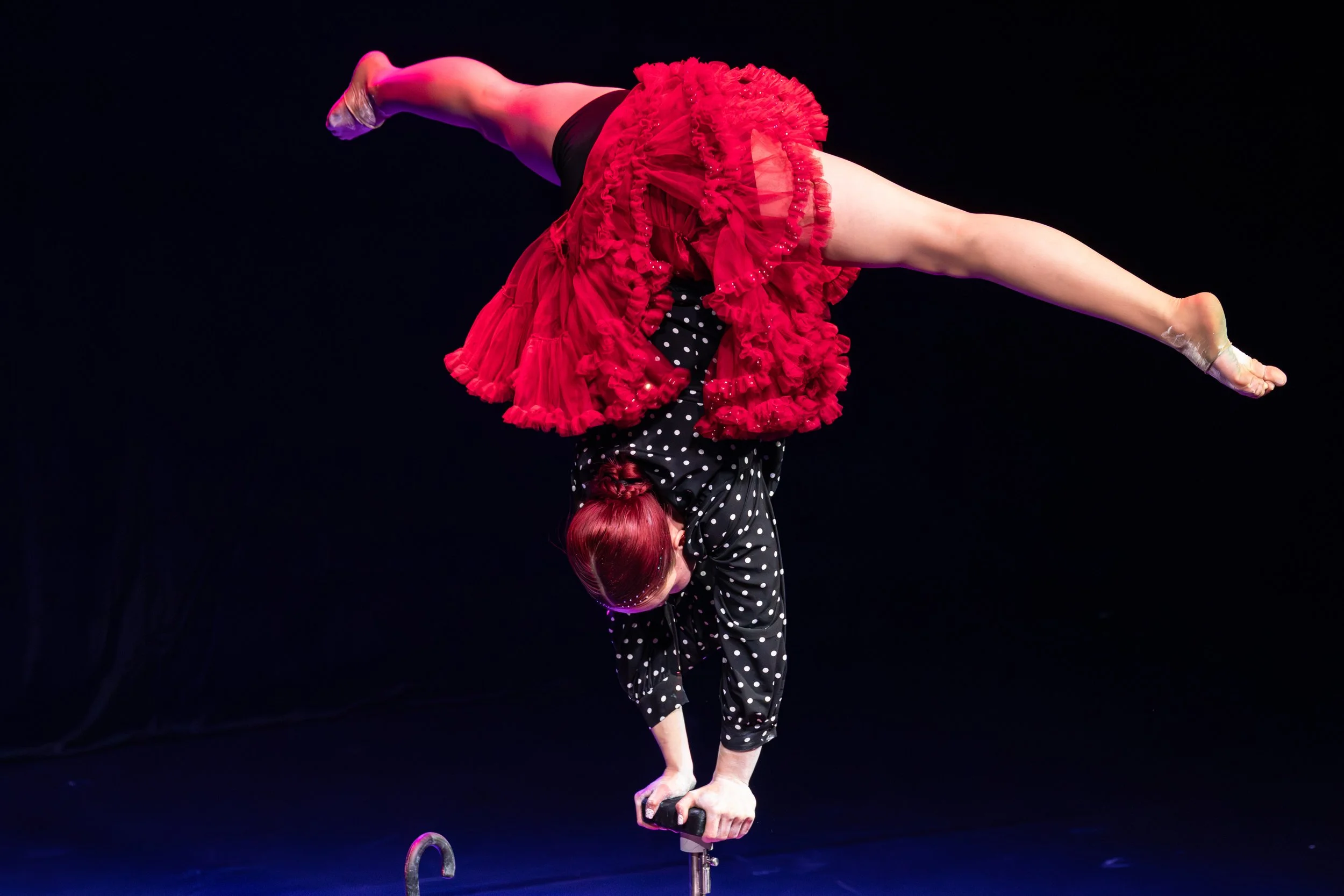 Artistenschule: Frau im Handstand