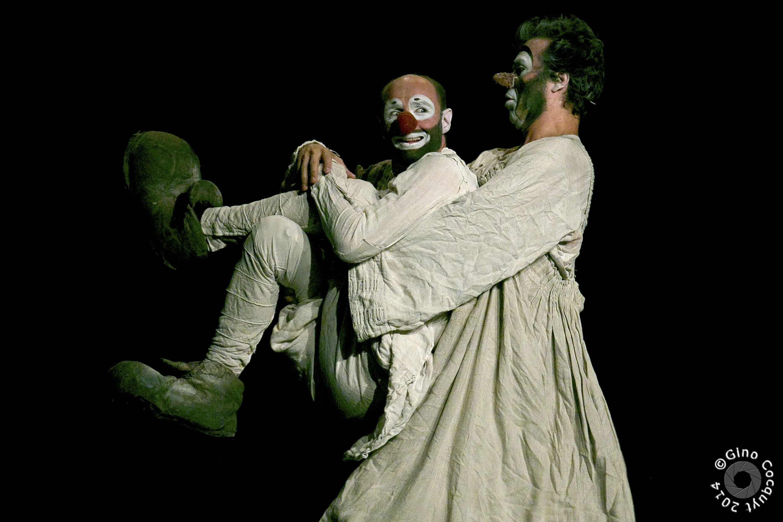 HAHAHA von Okido, ein Clown trägt einen nderen vor sich