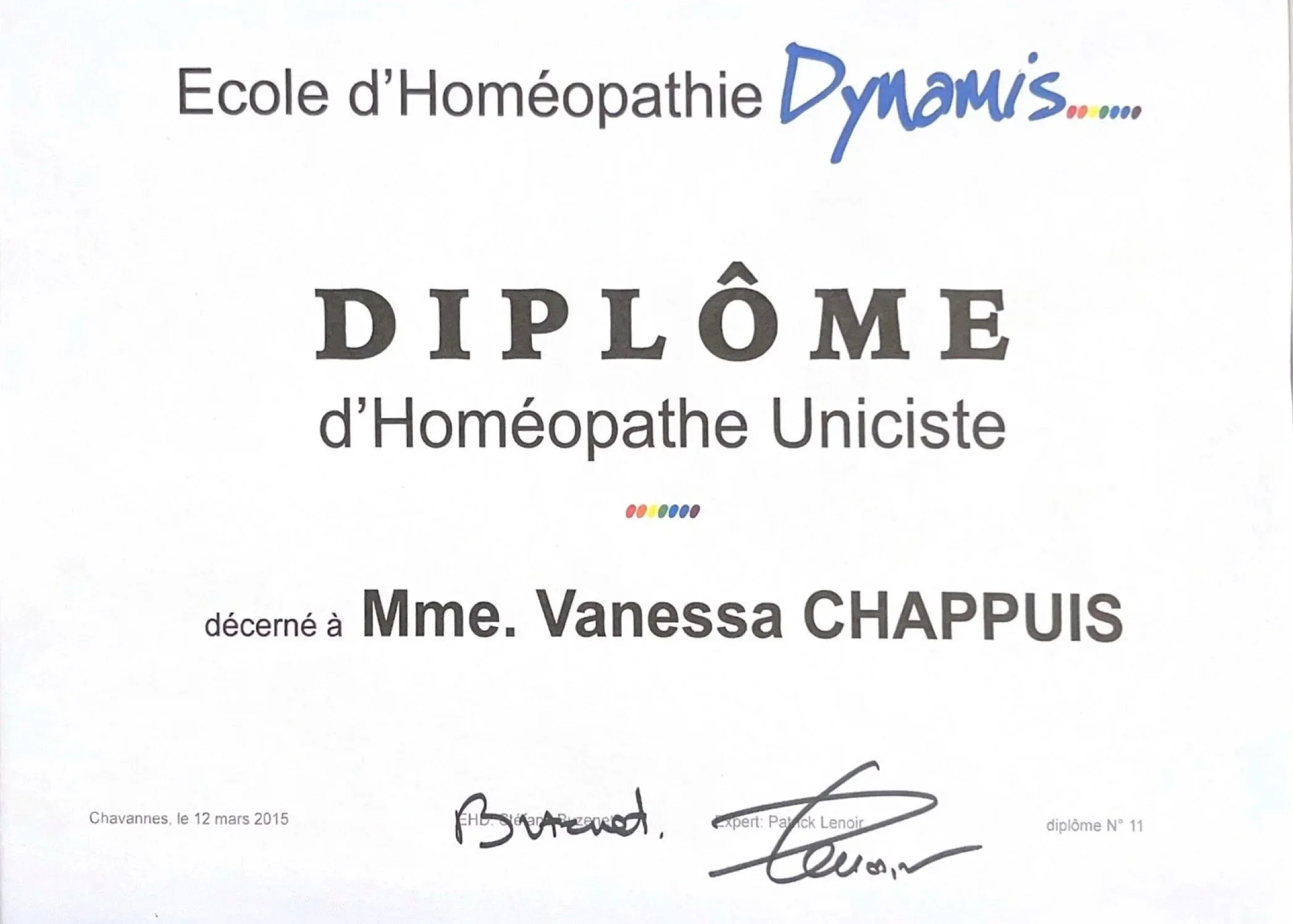 Certificat de diplôme de l'école d'homéopathie D'Momís décerné à Mme Vanessa CHAPUIS, signé en mars 2015.