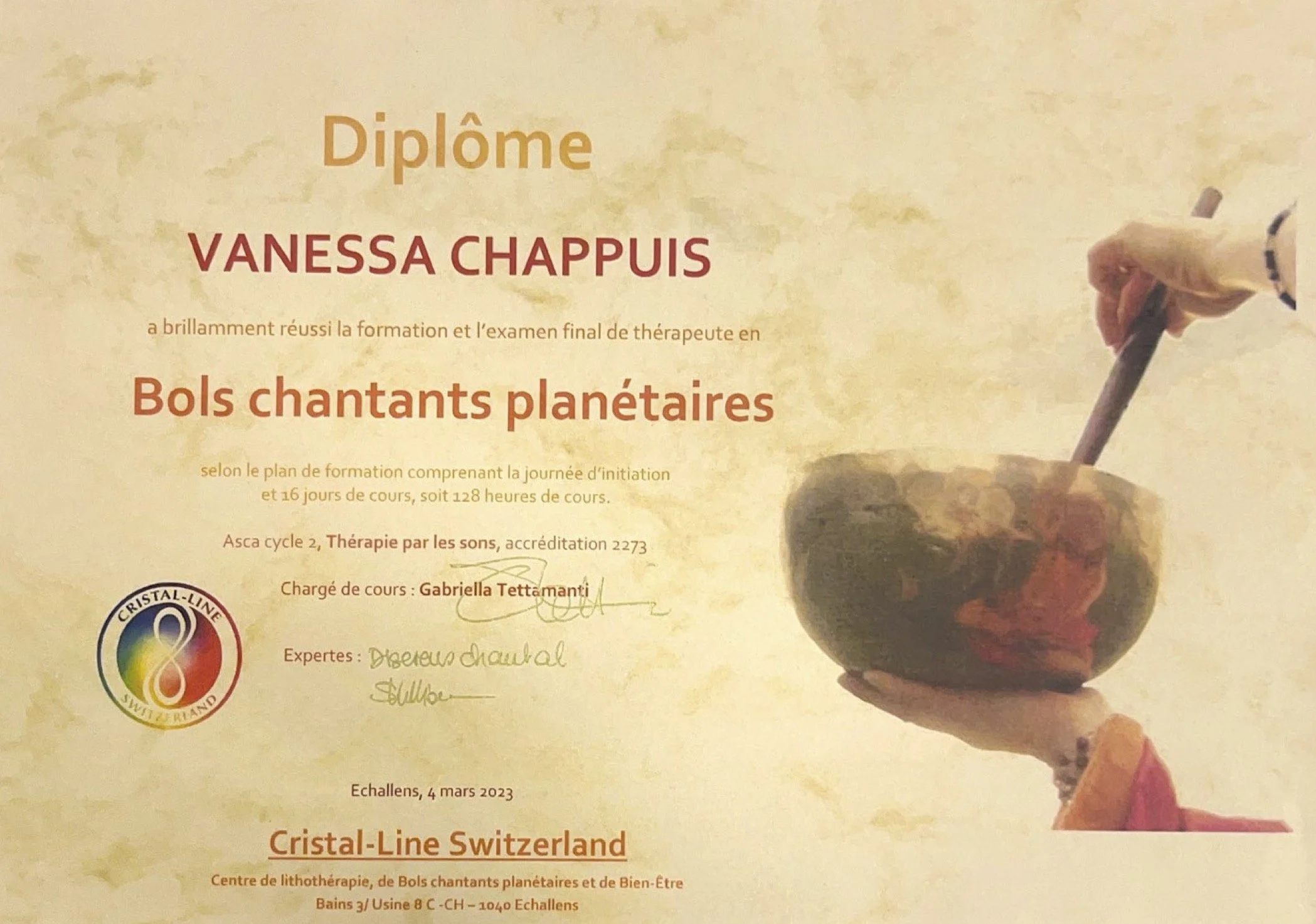 Une image d'un diplôme délivré à Vanessa Chappuis pour une formation en bols chantants planétaires. Le diplôme comporte du texte en français et un logo coloré de cristal-line Switzerland.