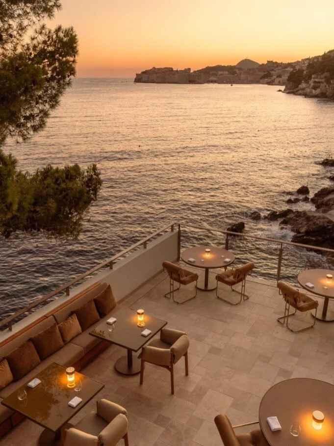 Nestled on the cliffs above the Adriatic Sea, @villadubrovnik recently reopened after a massive renovation.

Staying here felt like getting a front row seat to one of the most beautiful coastlines in the world.

Even the entry level room looks out ov