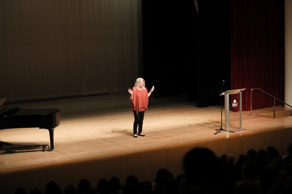 kendra-with-crowd-15-1659462918.jpg