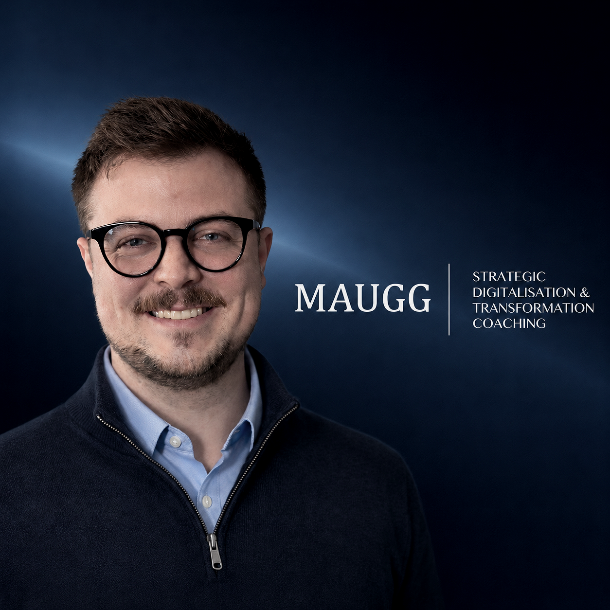 Porträt eines Mannes mit Brille, smiling, im professionellen Outfit, auf dunklem blauen Hintergrund, Text mit Name 'MAUGG' und den Begriffen 'Strategic Digitalisation & Transformation Coaching'.