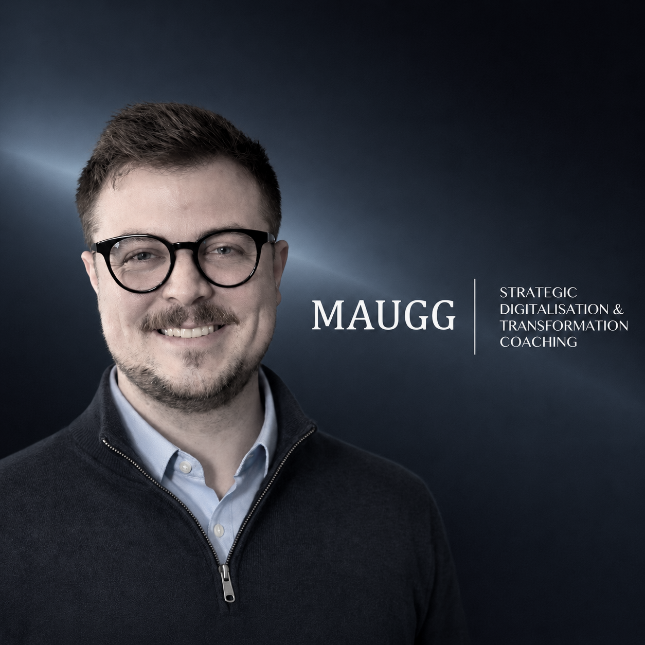 Porträt eines lächelnden Mannes mit Brille vor dunklem Hintergrund. Text auf dem Bild: "MAUGG | Strategische Digitalisierung & Transformation Coaching".