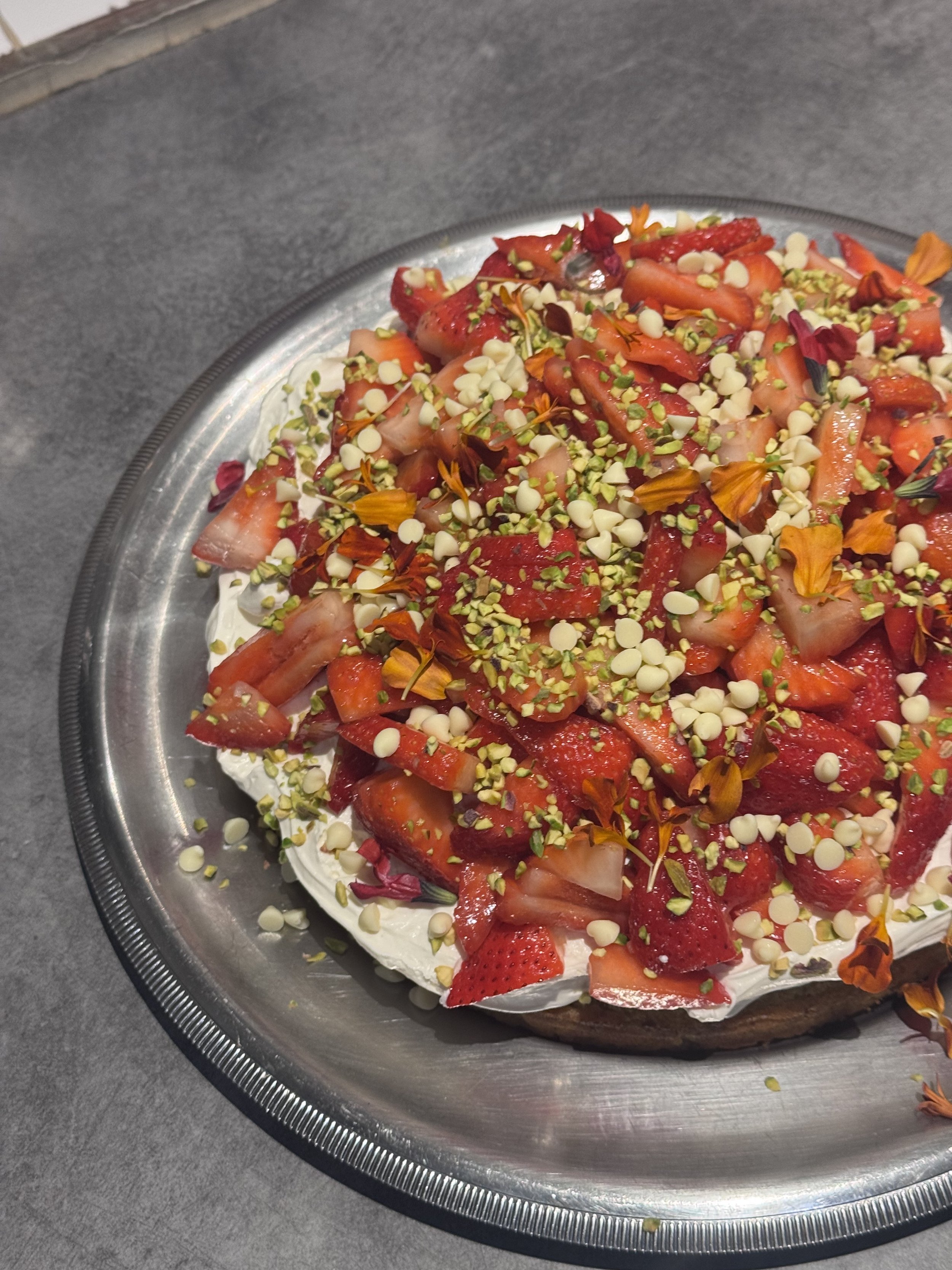 Pavlova fruits rouges & pistache