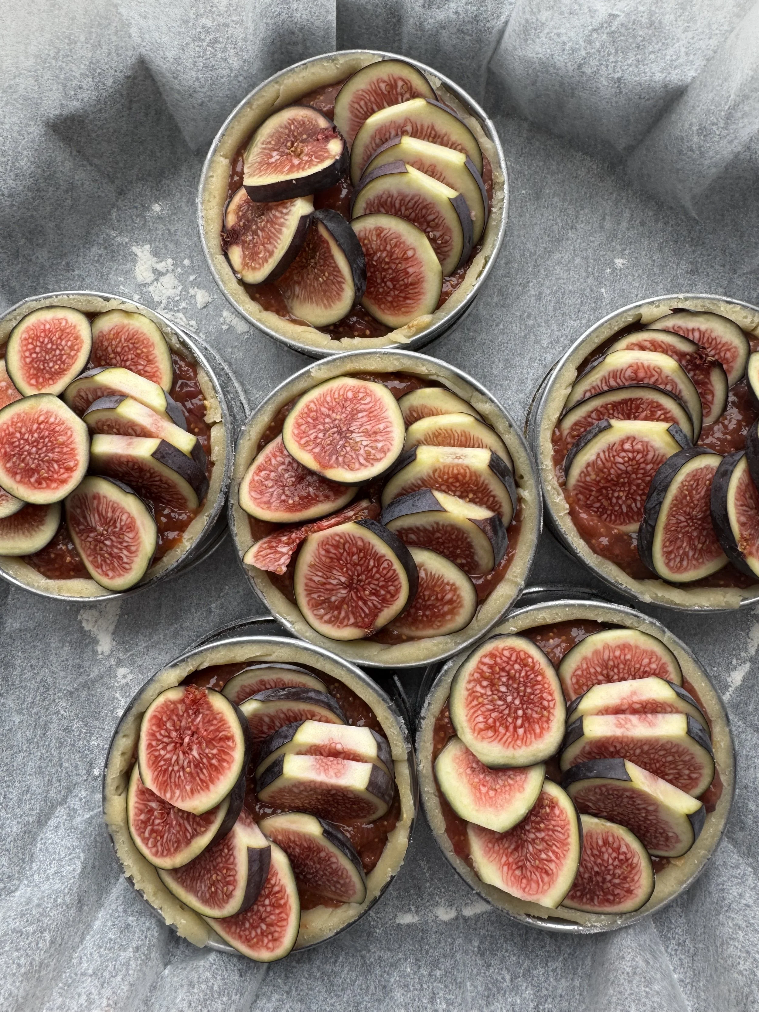 Tartes aux figues fraîches avec une croûte en pâte sablée, garnies de tranches de figues fraîches.