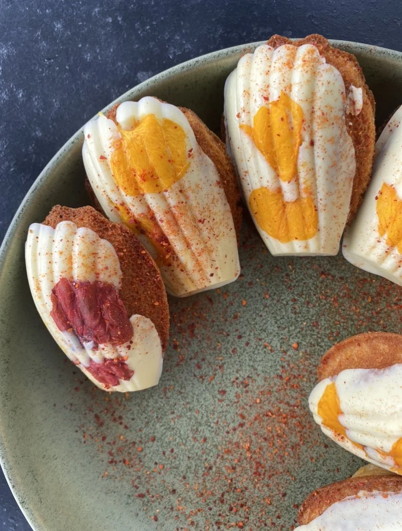 Œufs mimosa garnis de paprika sur une assiette