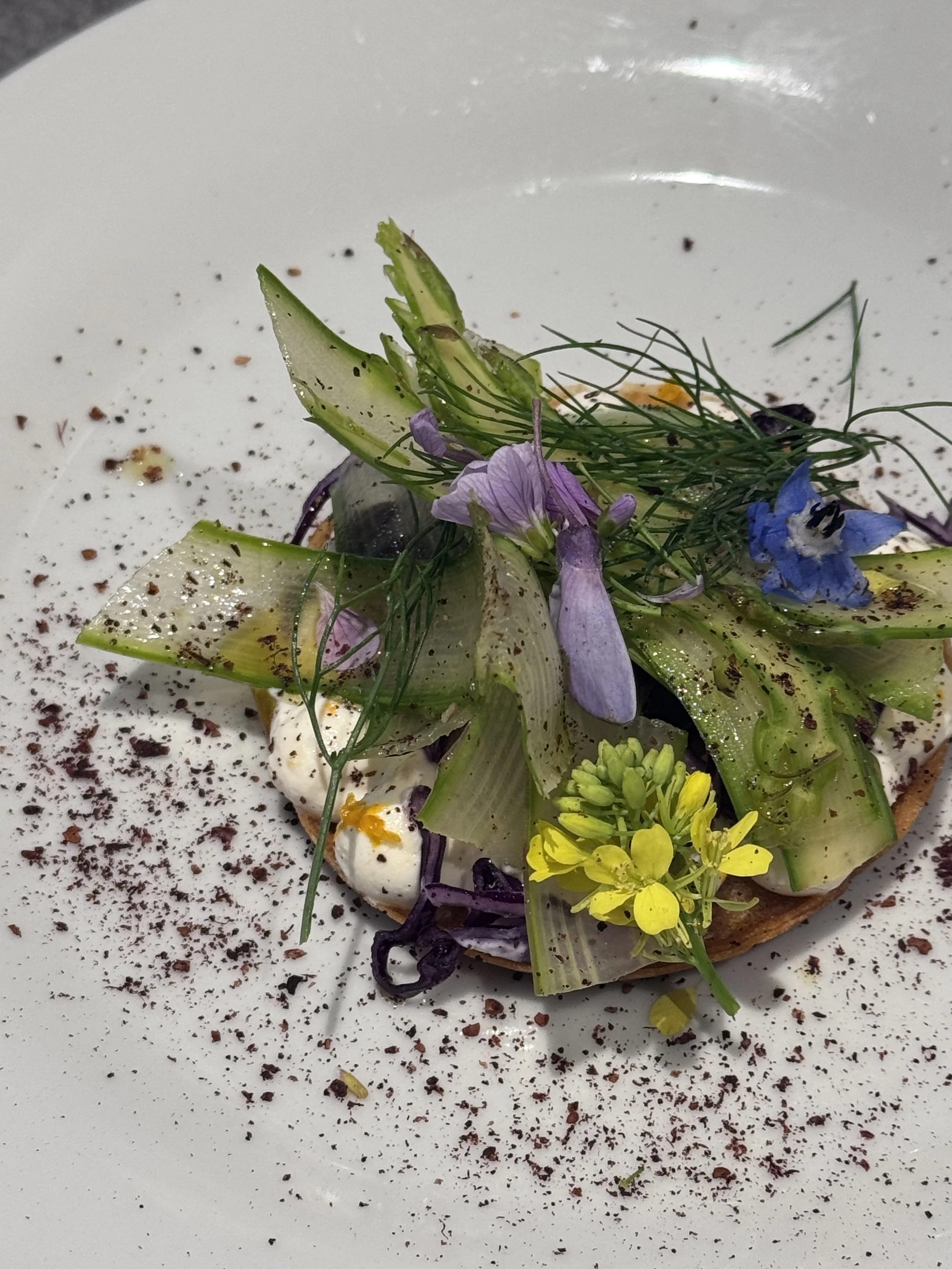 Tartelette fine aux légumes de printemps & fleurs