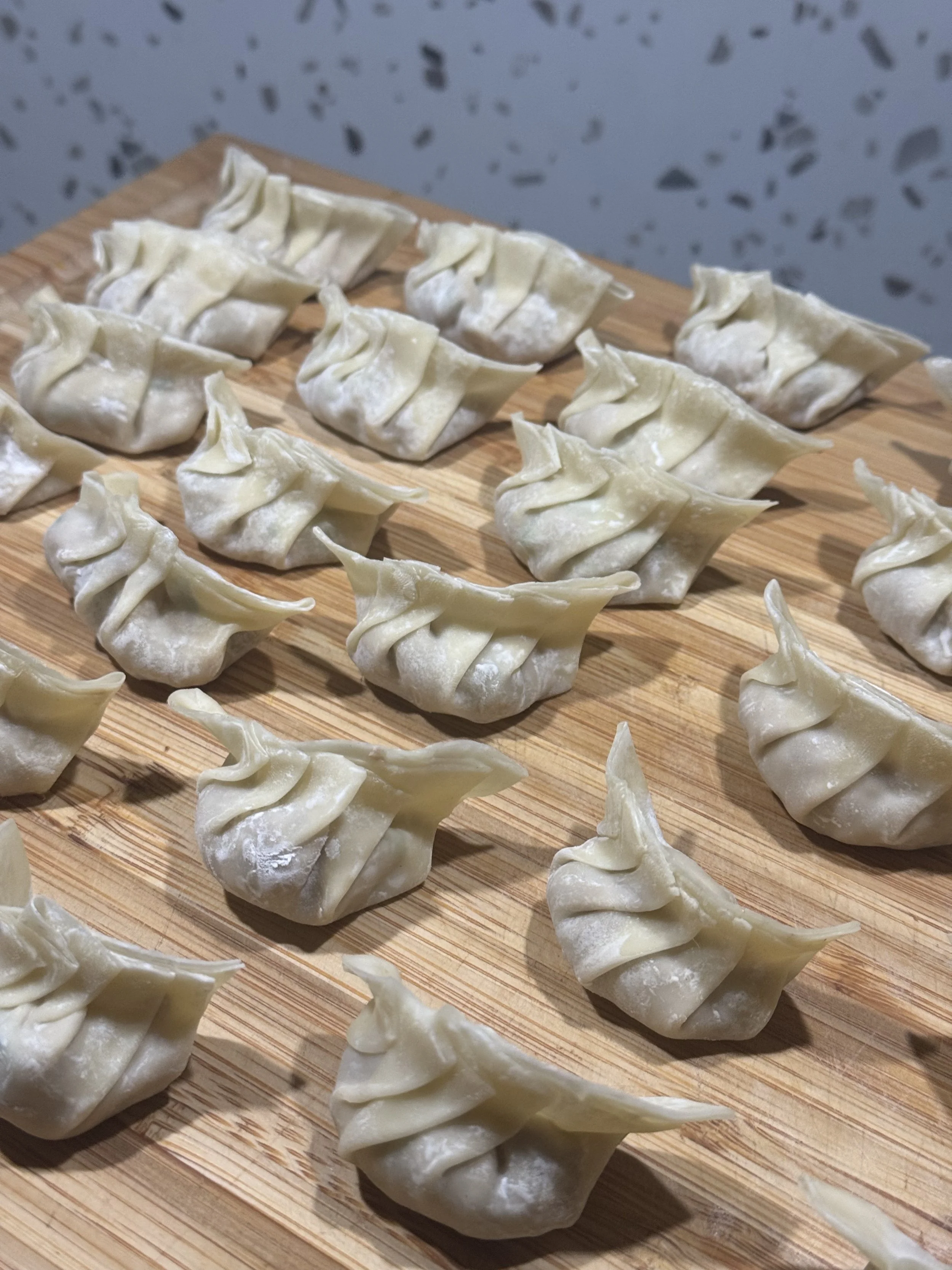 Raviolis chinois sur un plateau en bois