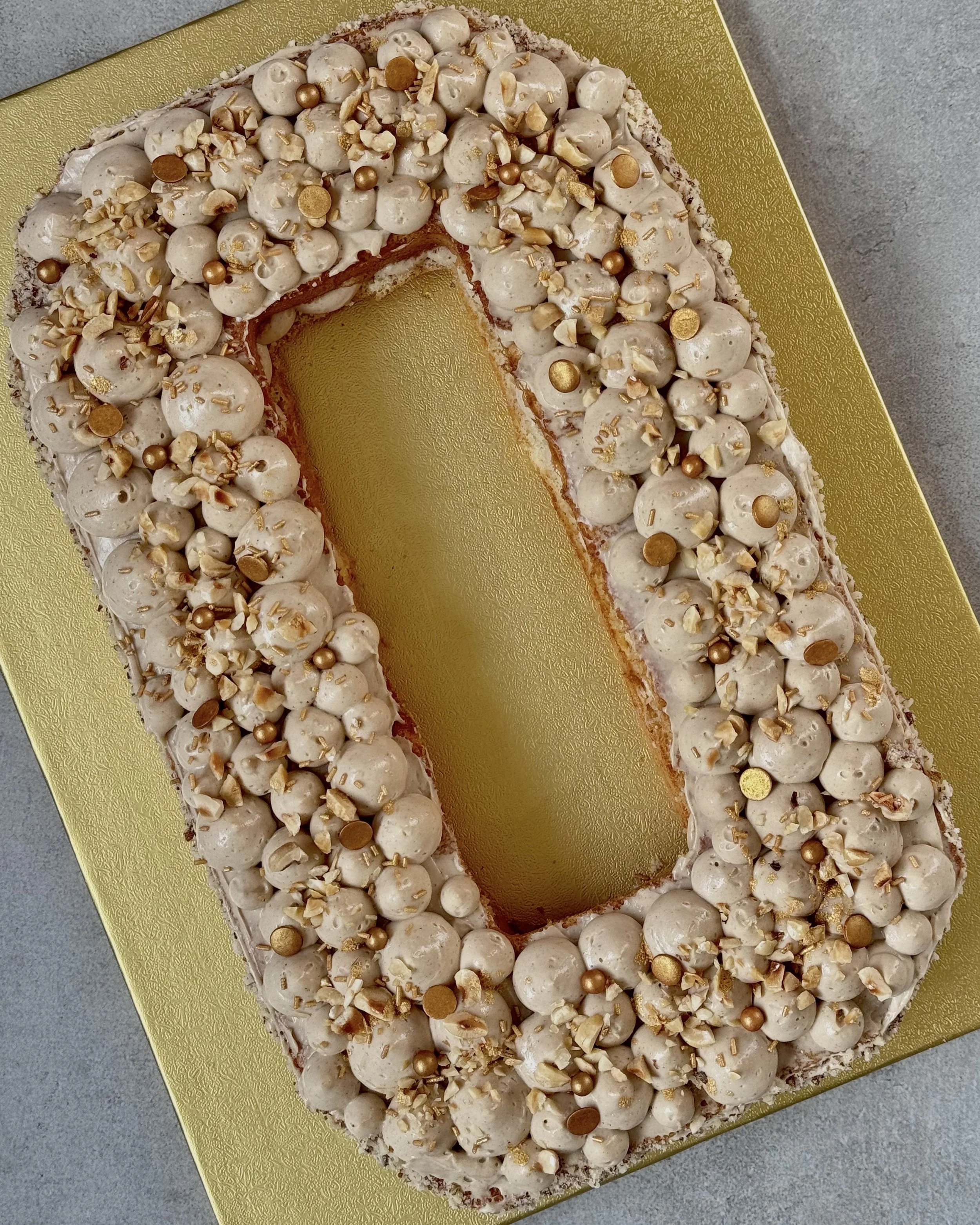 Number cake praliné noisette