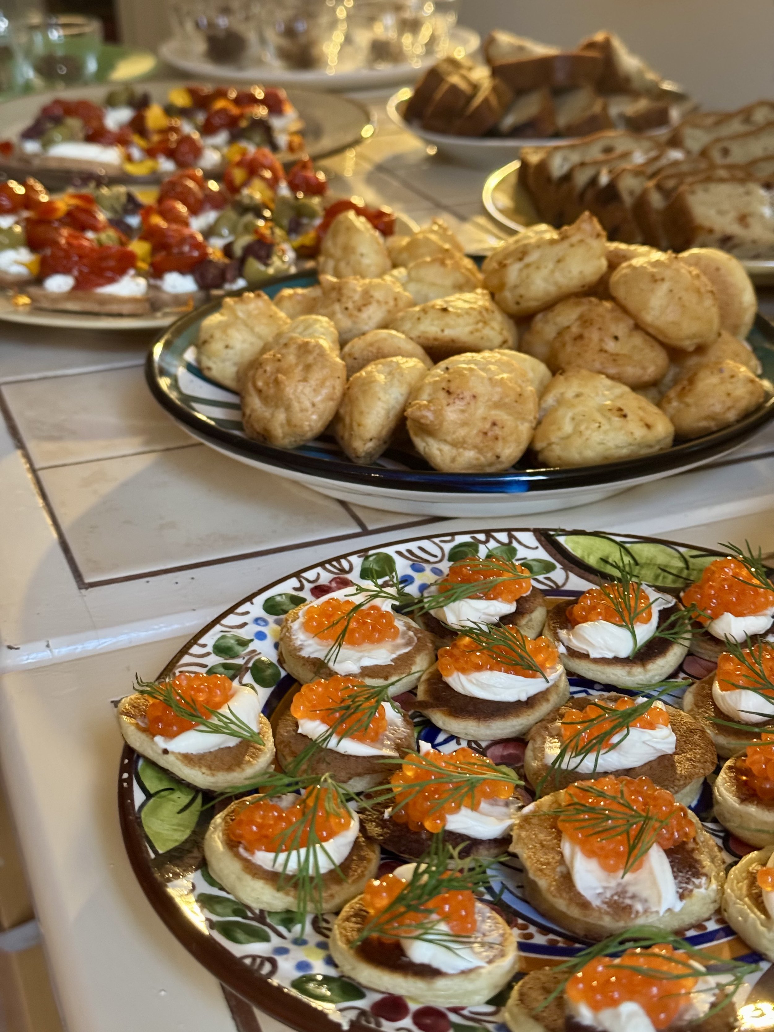Plateaux de canapés avec du saumon, de la crème et des œufs de poisson. Plats variés de petites portions apéritives