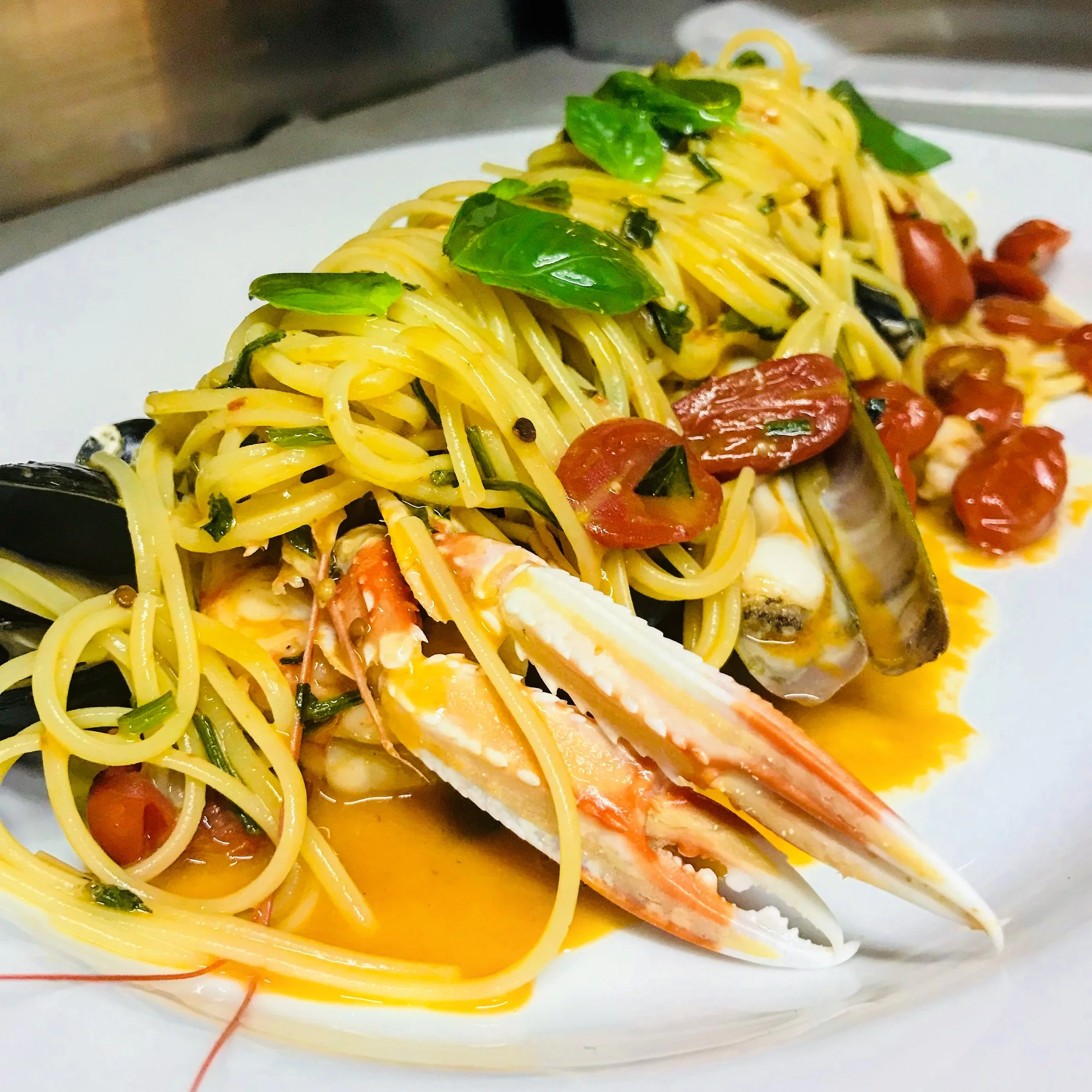 Linguine Pesciolini in cucina, con crostacei e frutti di mare
